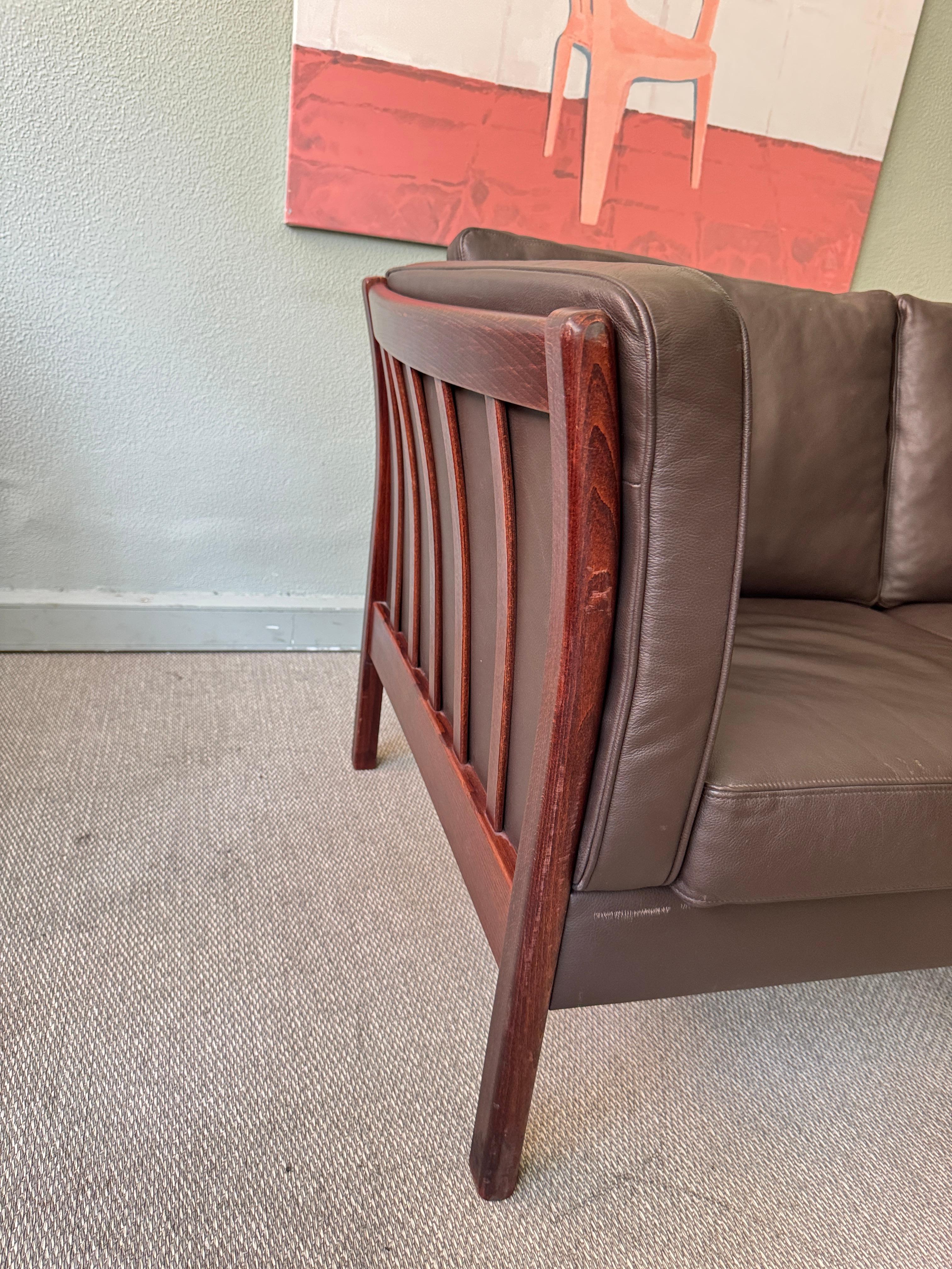 Stouby Dänisches modernes braunes Leder Buchenholz skulpturales zweisitziges Sofa 1980s im Angebot 5