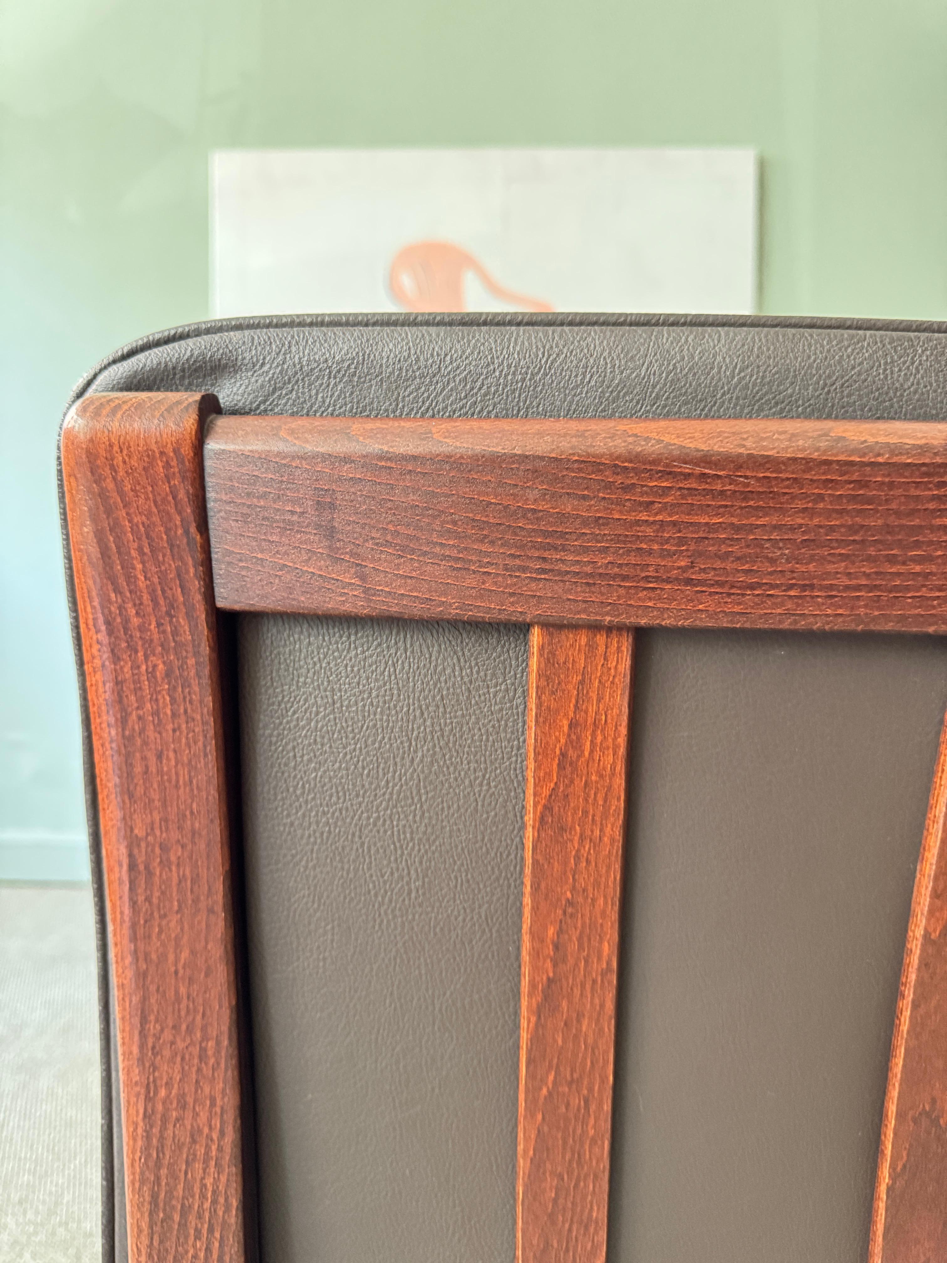 Stouby Dänisches modernes braunes Leder Buchenholz skulpturales zweisitziges Sofa 1980s im Angebot 7