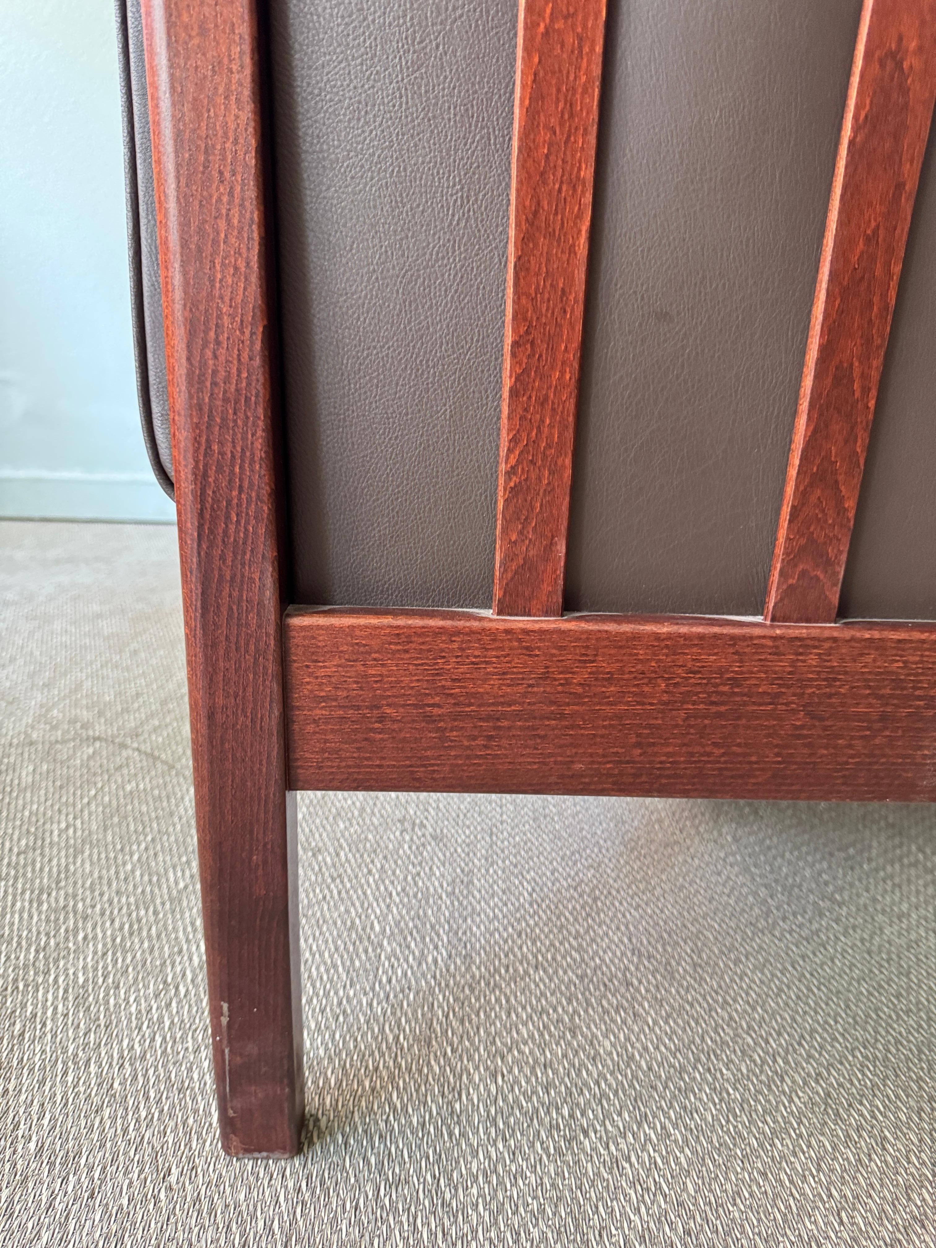 Stouby Dänisches modernes braunes Leder Buchenholz skulpturales zweisitziges Sofa 1980s im Angebot 8