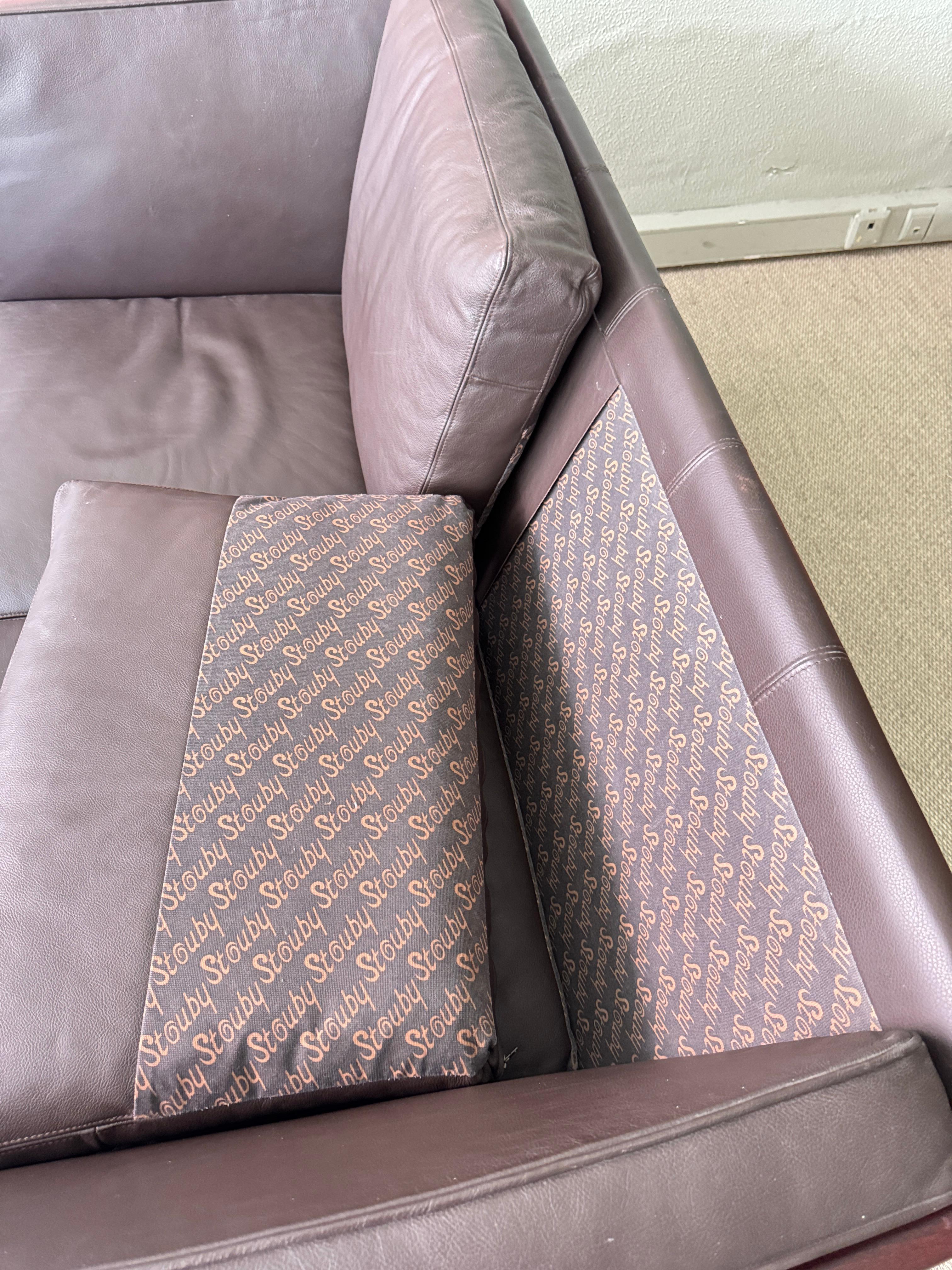 Stouby Dänisches modernes braunes Leder Buchenholz skulpturales zweisitziges Sofa 1980s im Angebot 9