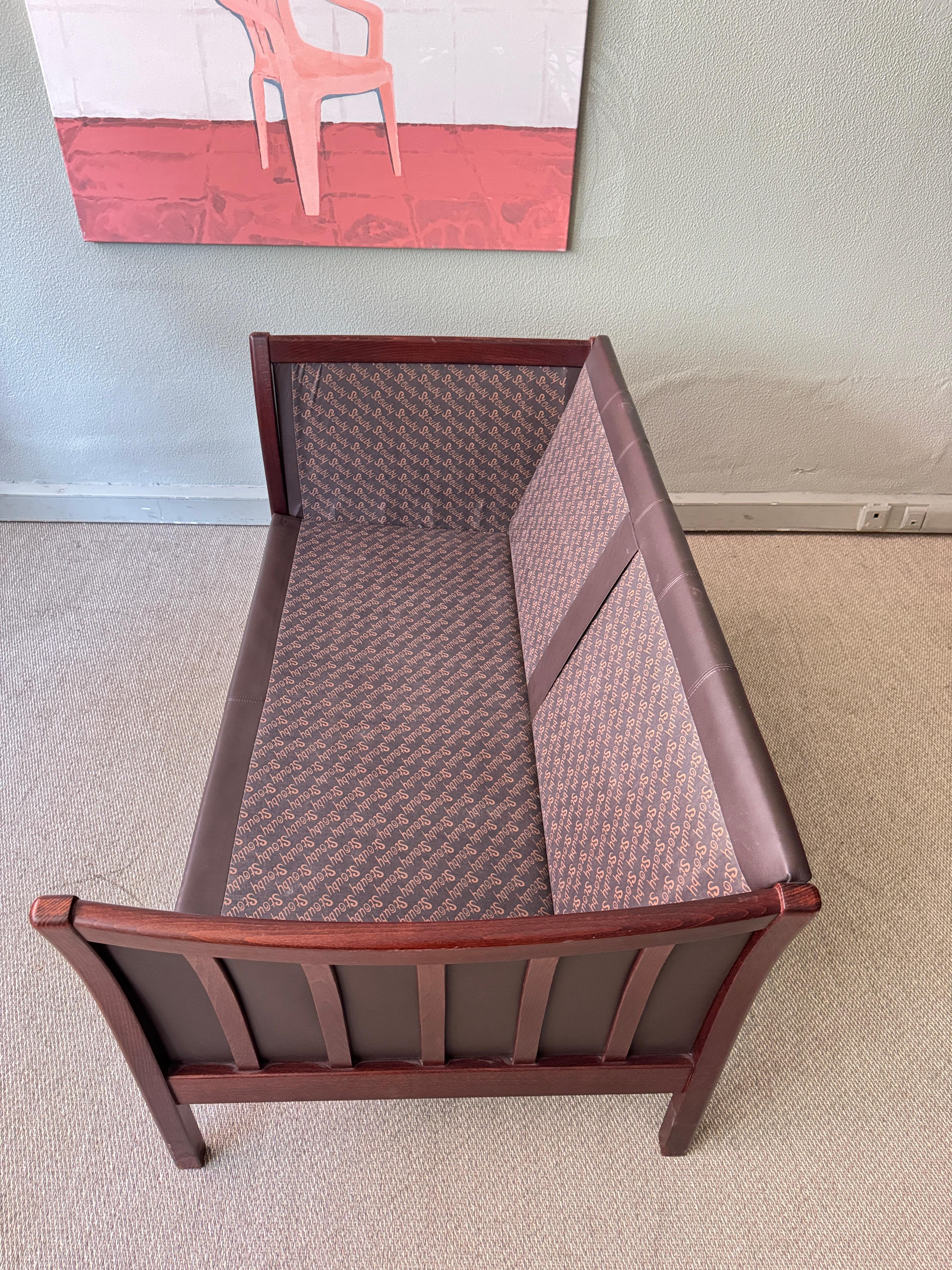 Stouby Dänisches modernes braunes Leder Buchenholz skulpturales zweisitziges Sofa 1980s im Angebot 10