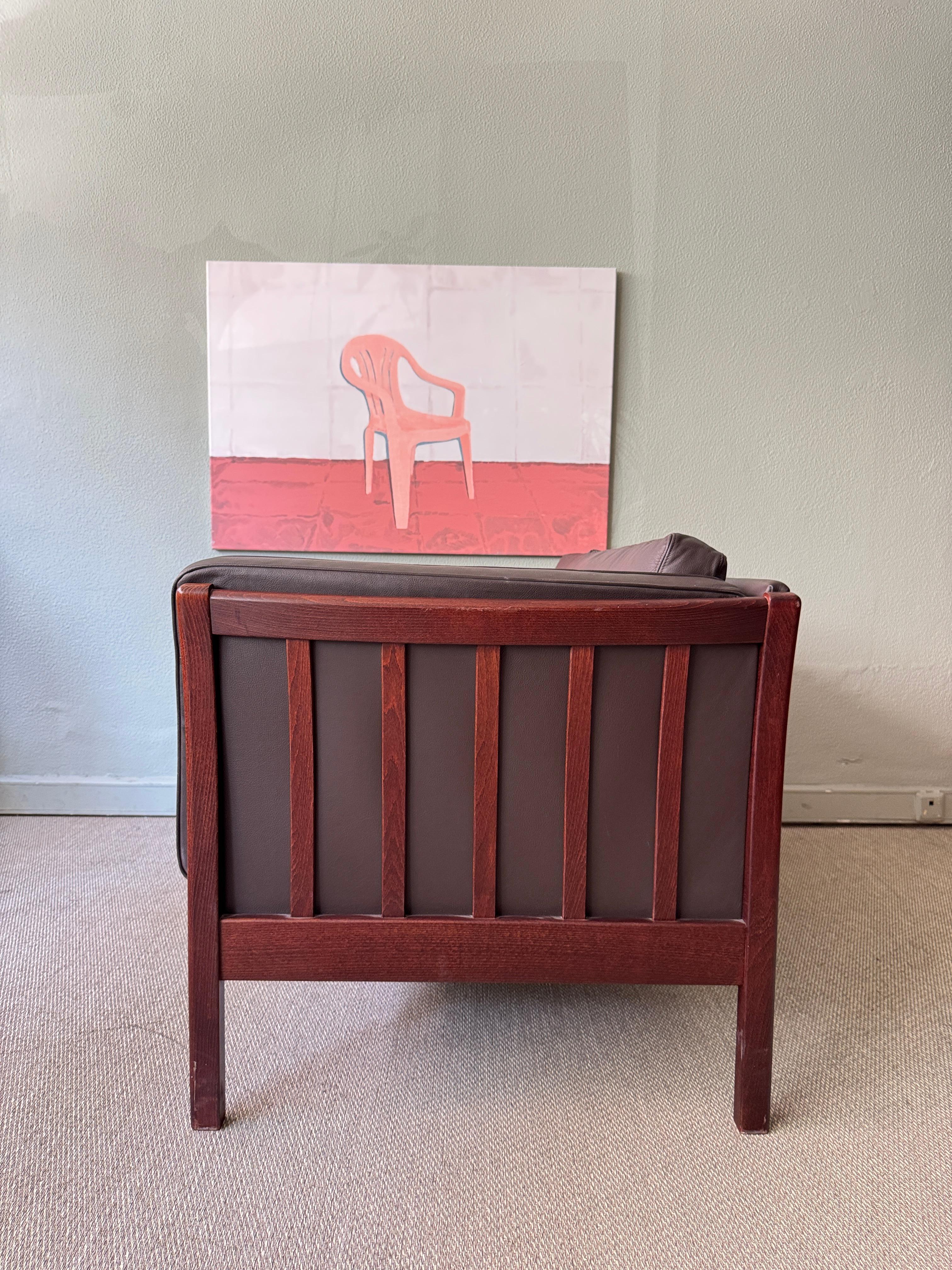 Stouby Dänisches modernes braunes Leder Buchenholz skulpturales zweisitziges Sofa 1980s (Moderne der Mitte des Jahrhunderts) im Angebot
