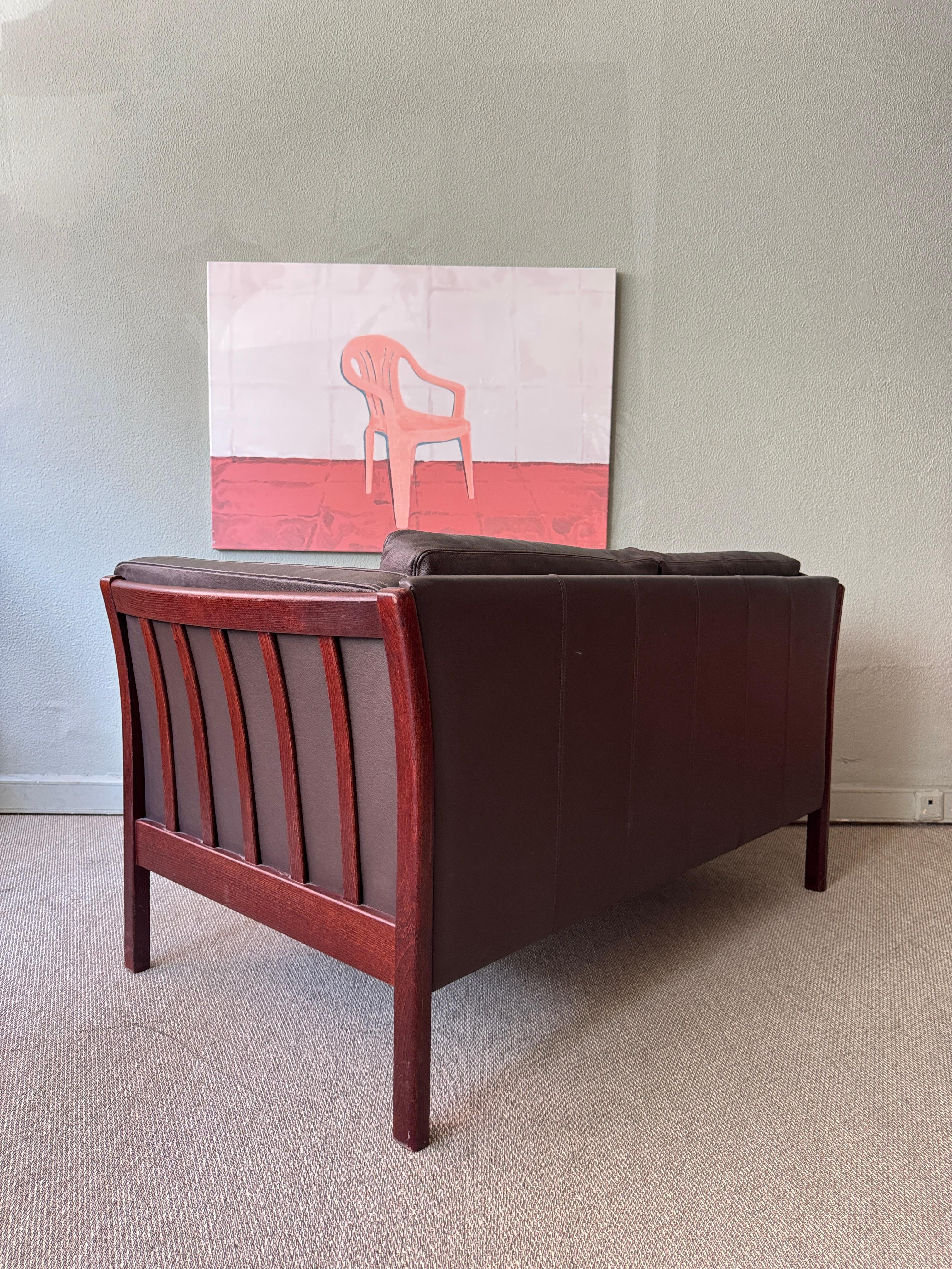 Stouby Dänisches modernes braunes Leder Buchenholz skulpturales zweisitziges Sofa 1980s im Zustand „Gut“ im Angebot in Lisboa, PT