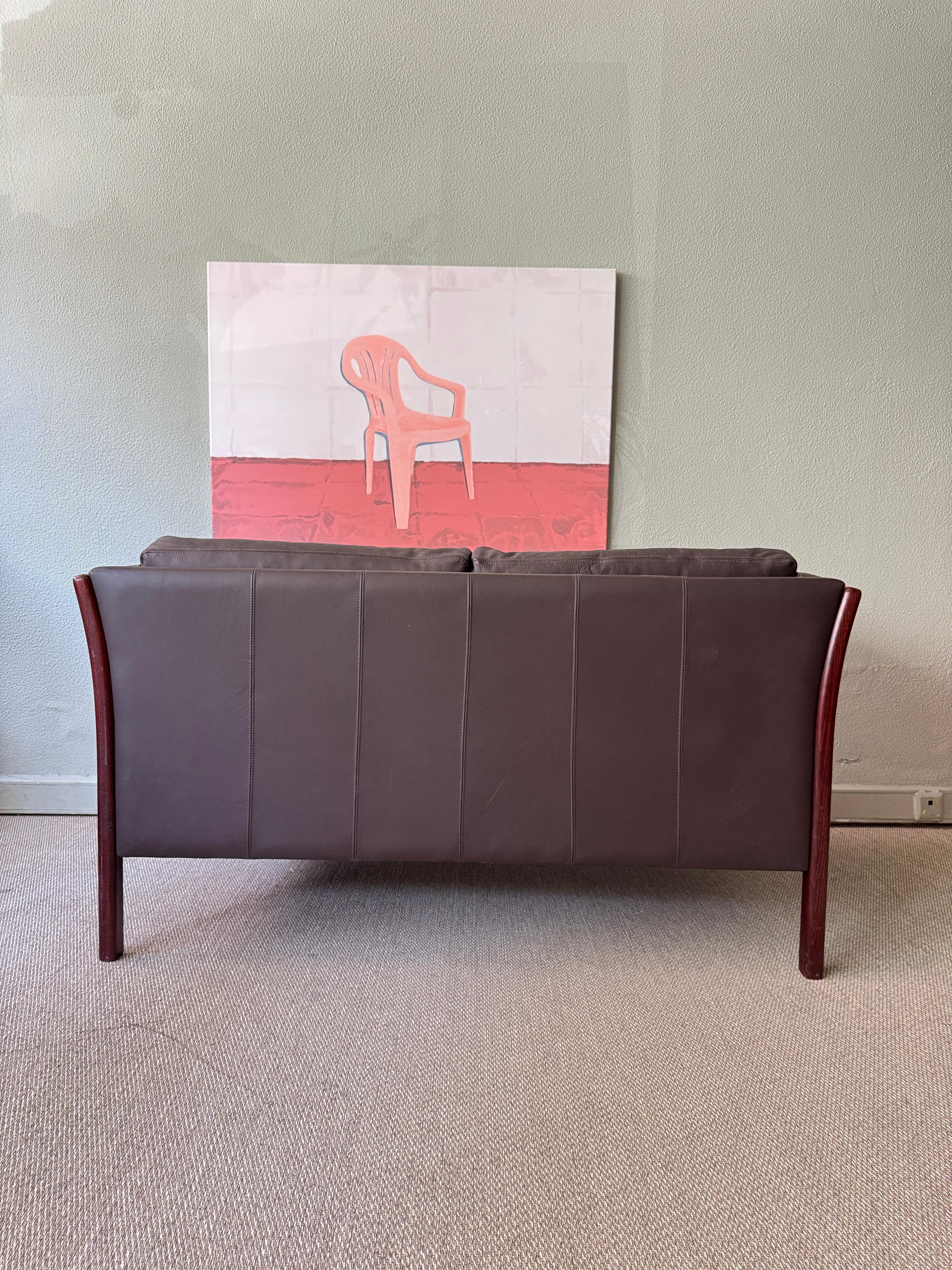 Stouby Dänisches modernes braunes Leder Buchenholz skulpturales zweisitziges Sofa 1980s (Ende des 20. Jahrhunderts) im Angebot