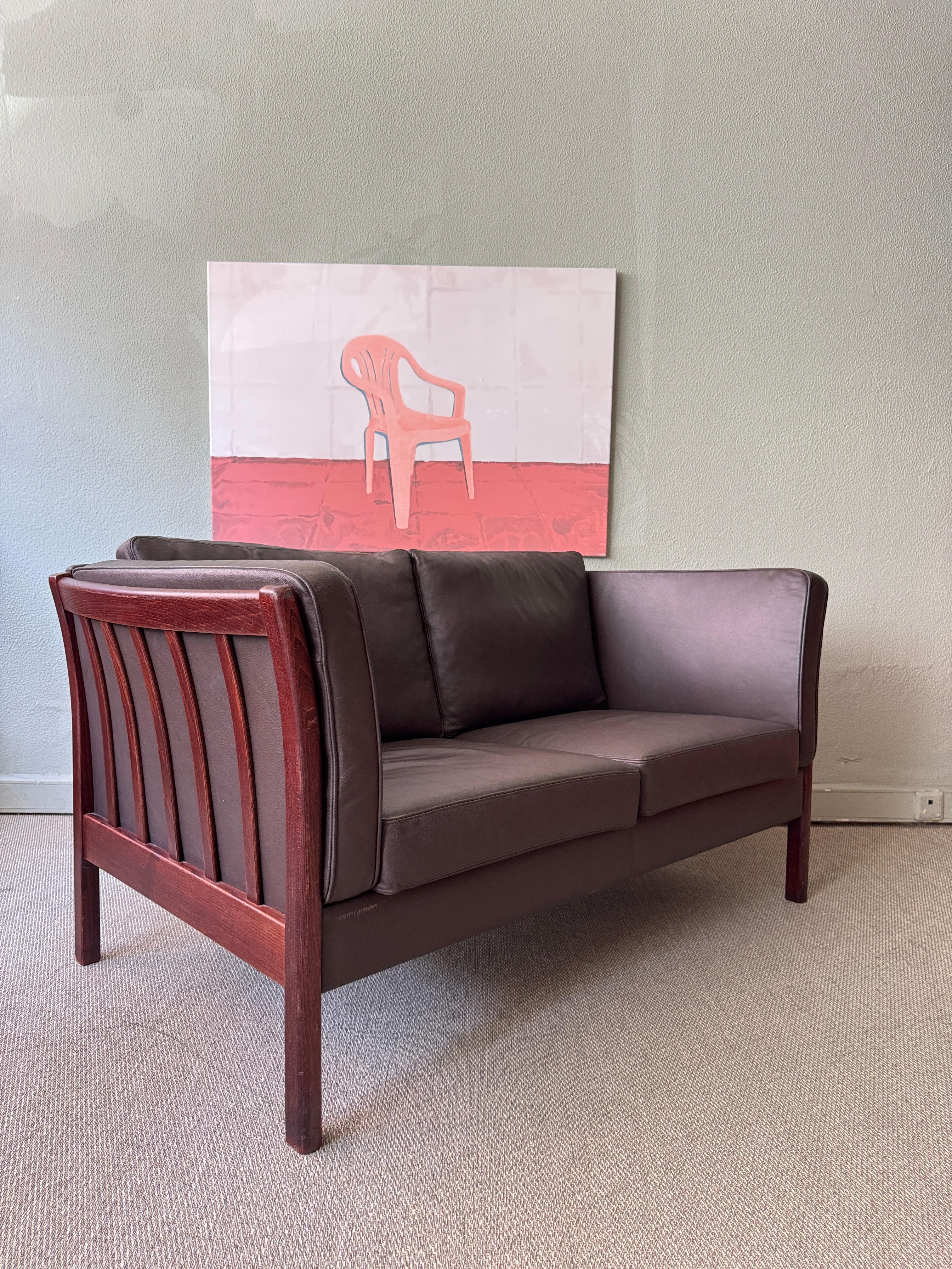 Stouby Dänisches modernes braunes Leder Buchenholz skulpturales zweisitziges Sofa 1980s im Angebot 3
