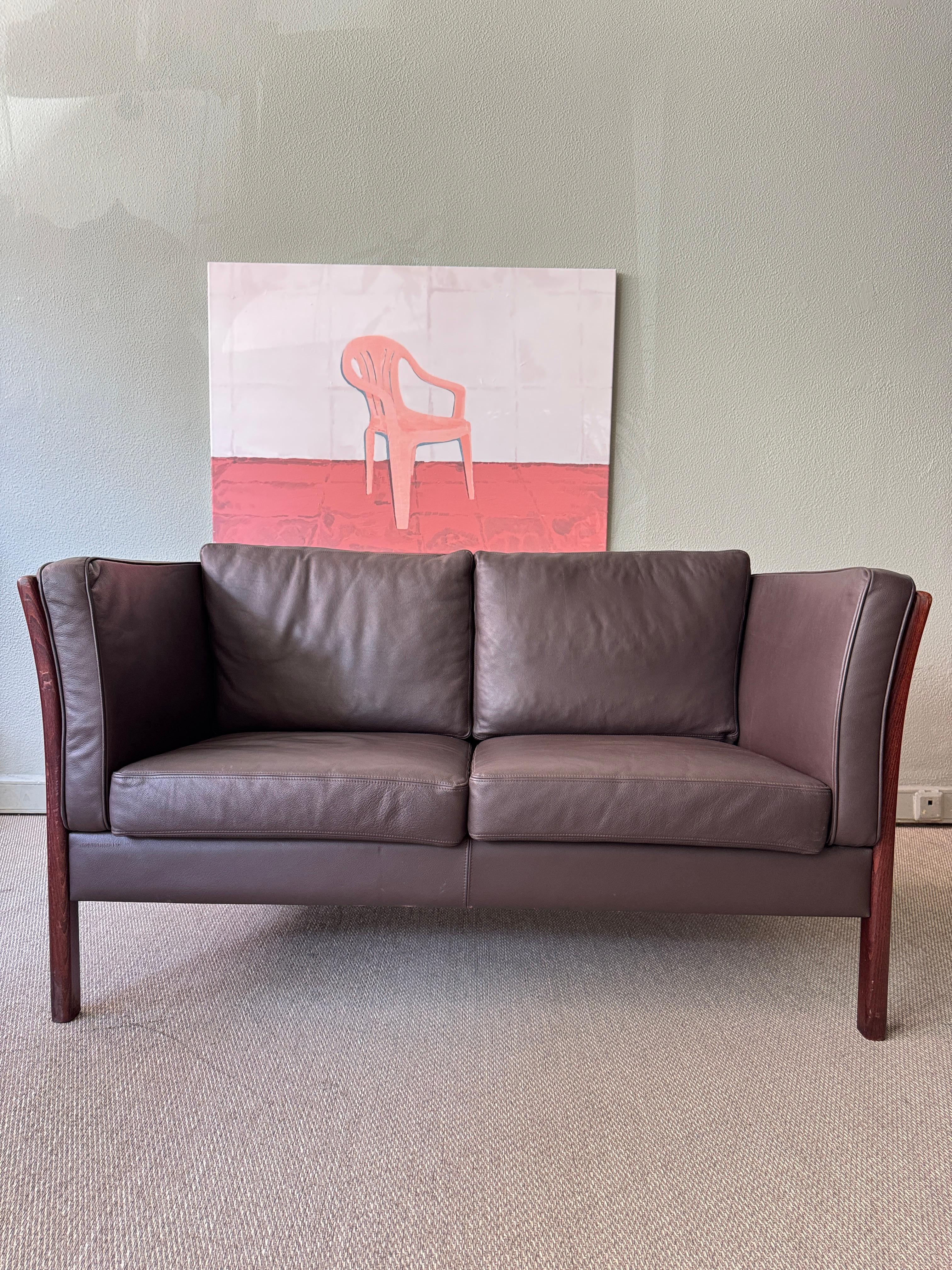Stouby Dänisches modernes braunes Leder Buchenholz skulpturales zweisitziges Sofa 1980s im Angebot 4