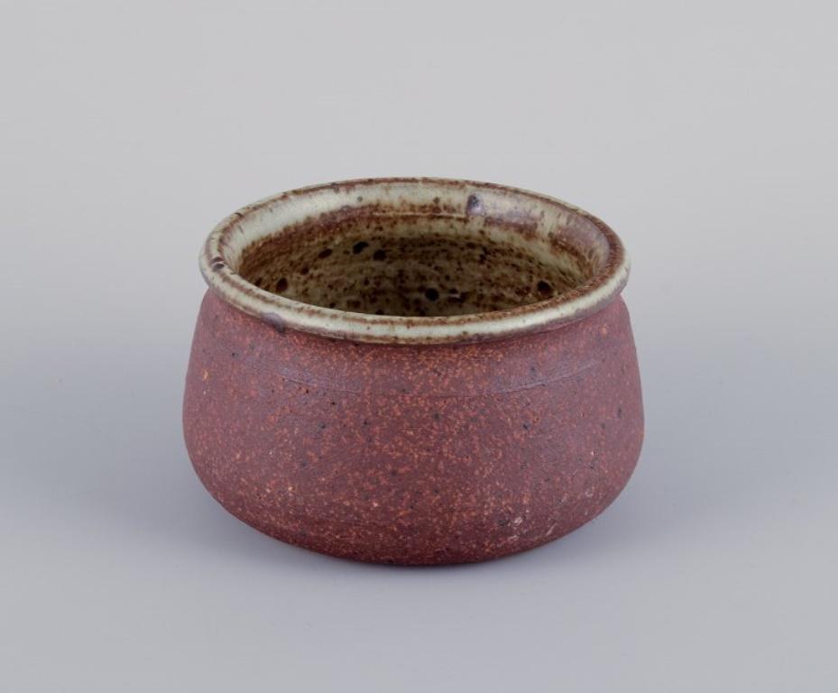 Stouby Keramik, Danemark.
Deux pièces en céramique faites à la main dans des tons clairs et bruns.
Dans les années 1960/70.
En parfait état.
Signé.
La plus grande mesure : H 6,5 cm x P 10,6 cm.


