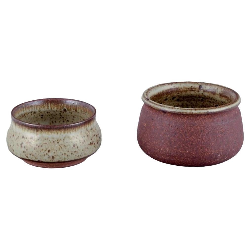Stouby Keramik, Danemark. Deux pièces en céramique faites à la main, années 1960/70 en vente