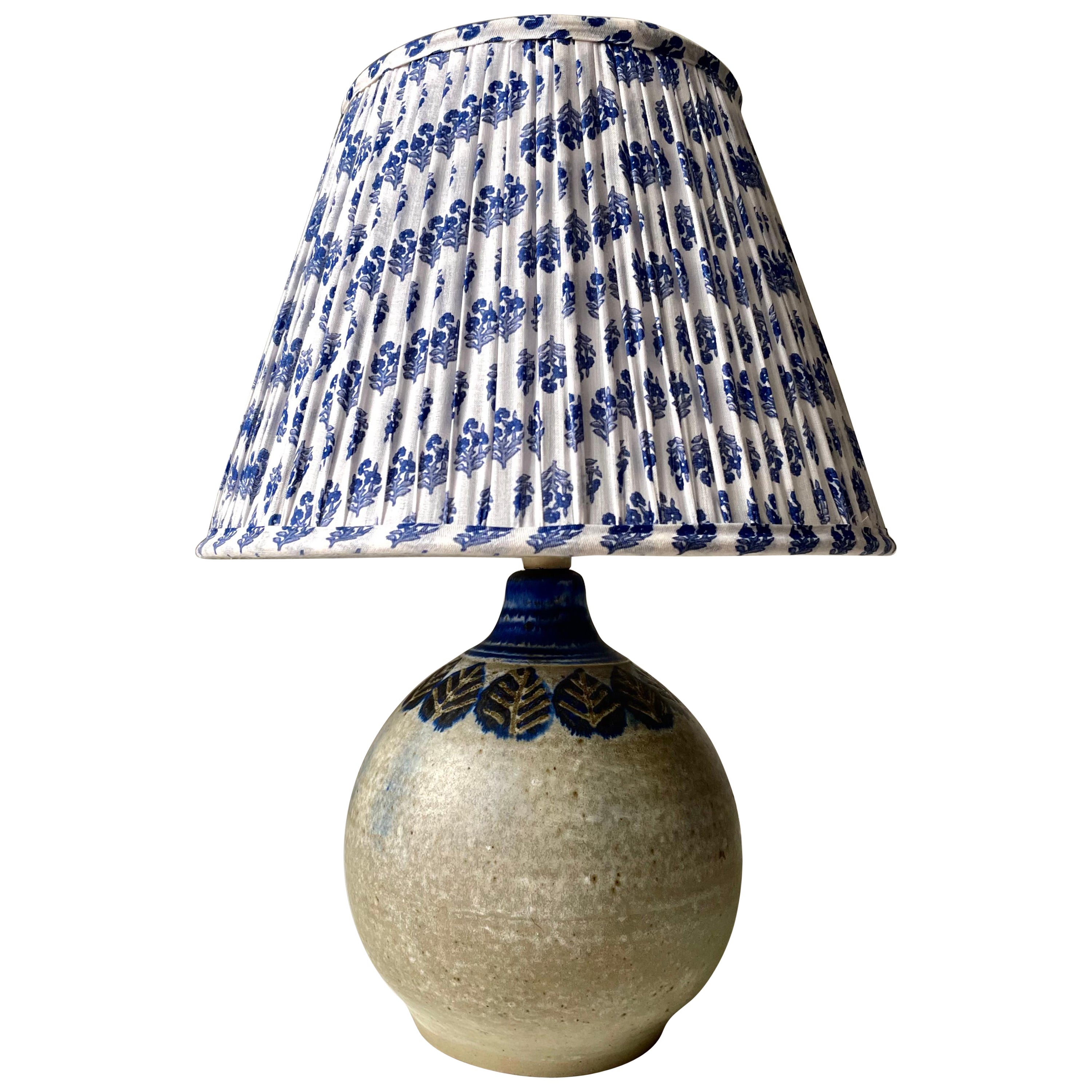Mid-Century Modern Lampe de bureau danoise moderne Stougaard en grès bleu à feuilles bleues, années 1960 en vente
