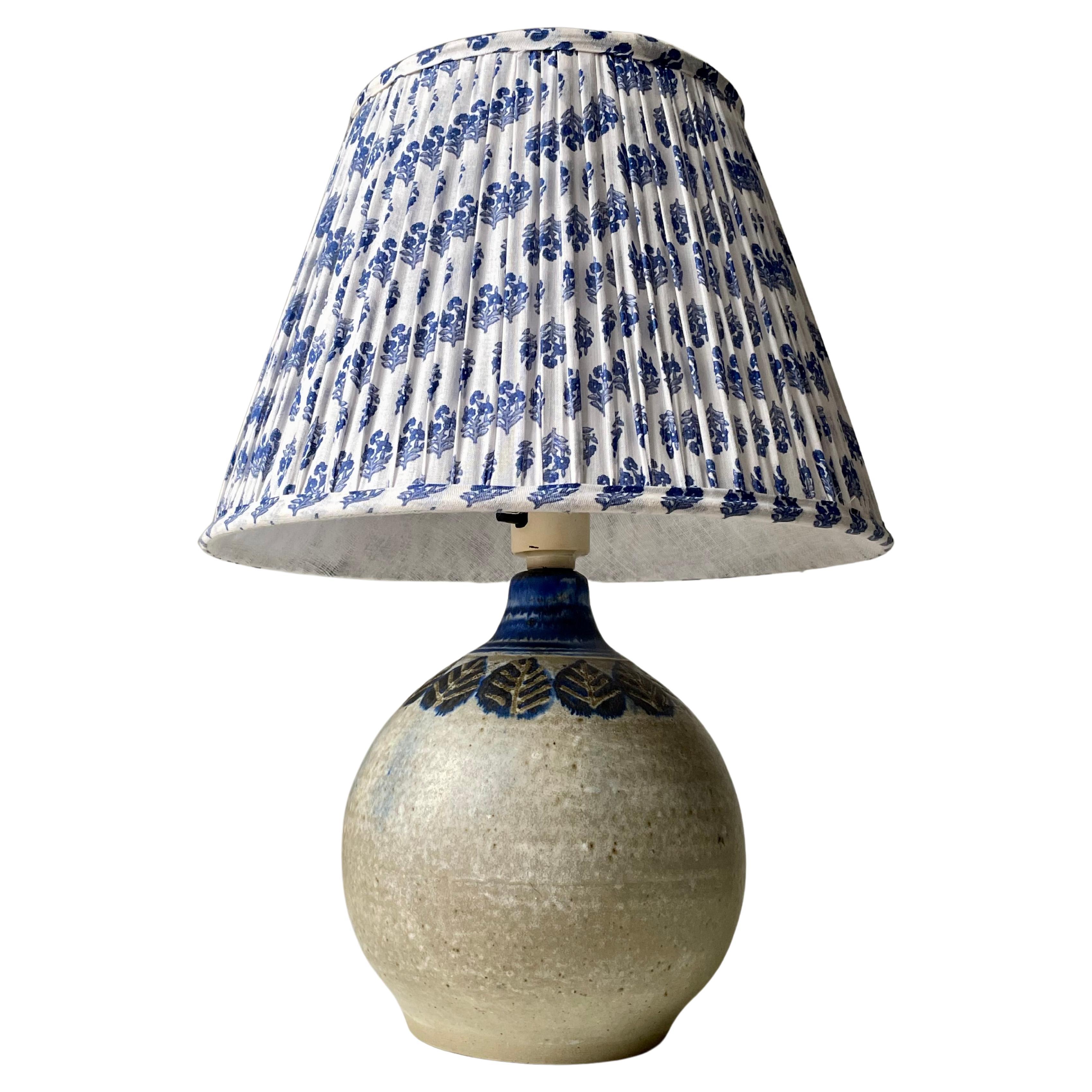 Lampe de bureau danoise moderne Stougaard en grès bleu à feuilles bleues, années 1960 en vente