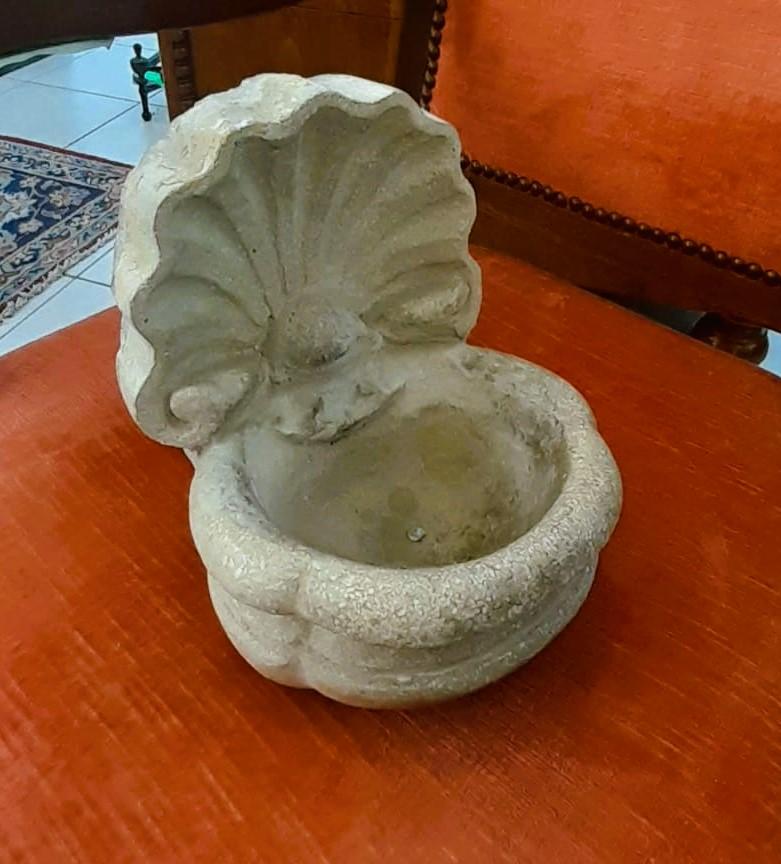 Stoup made of white stone of 1700 italian In Good Condition For Sale In Cesena, FC