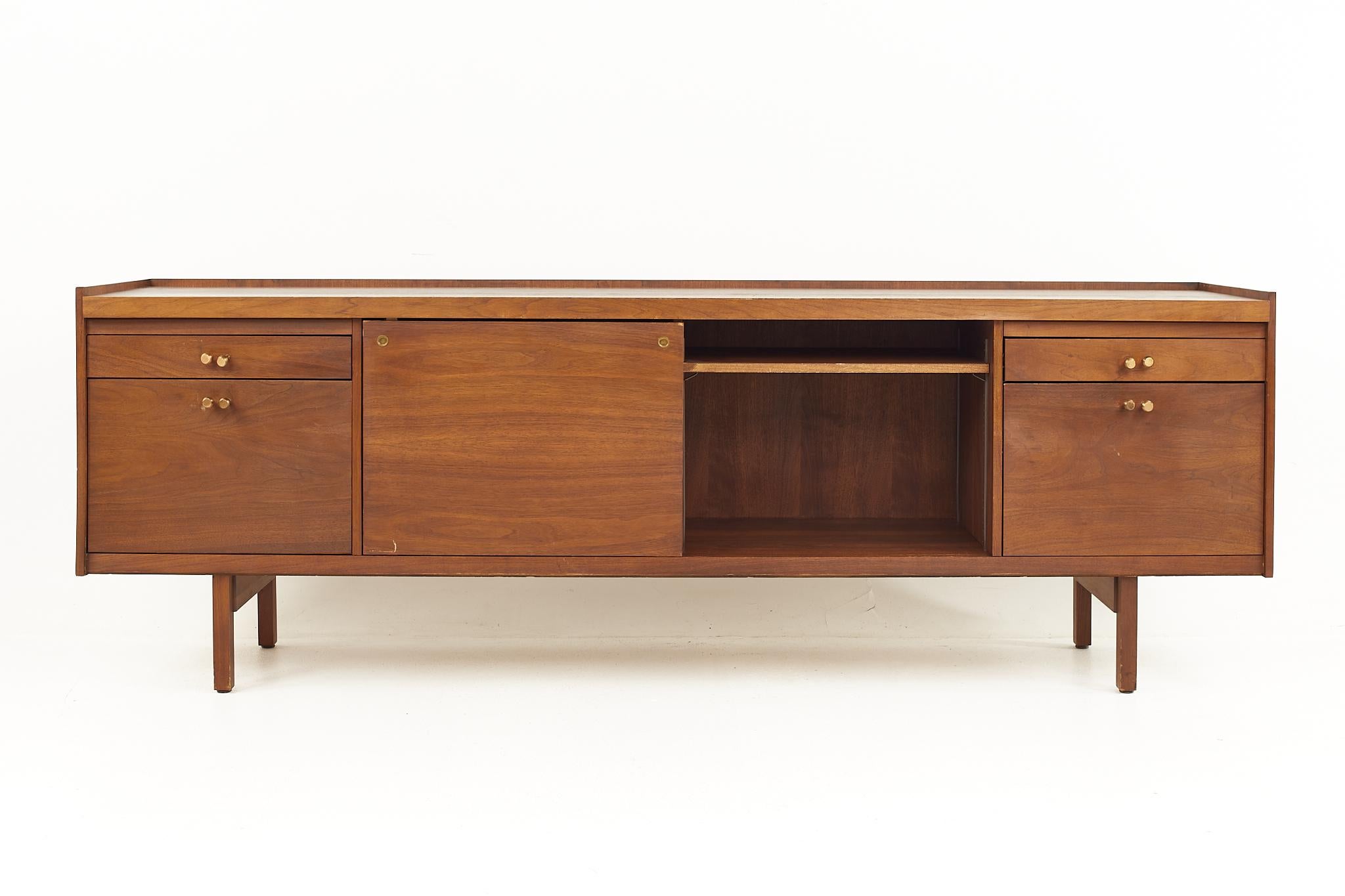 Stow and Davis mid-century walnut and brass sideboard credenza

This credenza measures: 78 wide x 17 deep x 26.75 inches high

All pieces of furniture can be had in what we call restored vintage condition. That means the piece is restored upon