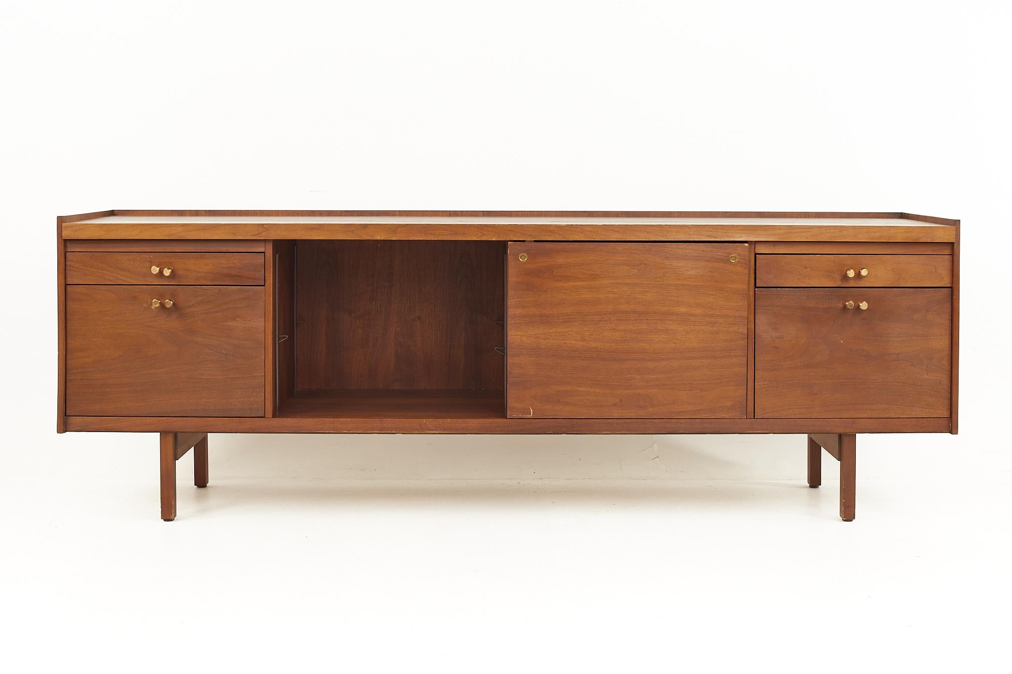 Stow and Davis Mid-Century Walnut and Brass Sideboard Credenza In Good Condition In Countryside, IL