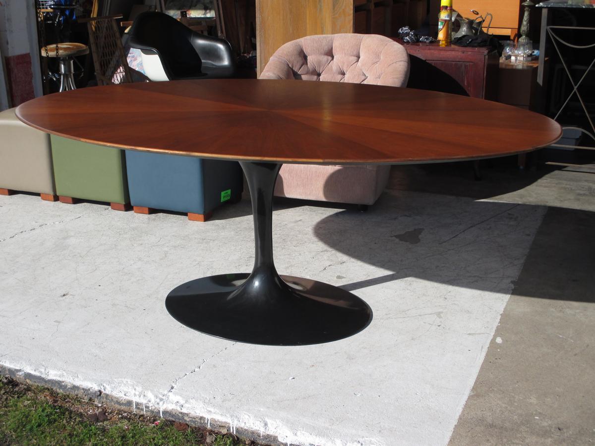 Stow Davis Borsani Knoll Saarinen 6ft walnut starburst table

A beautiful sunburst walnut top by Stow Davis paired with a classic Knoll Saarinen tulip base.
Can serve as a dining or conference table.

 