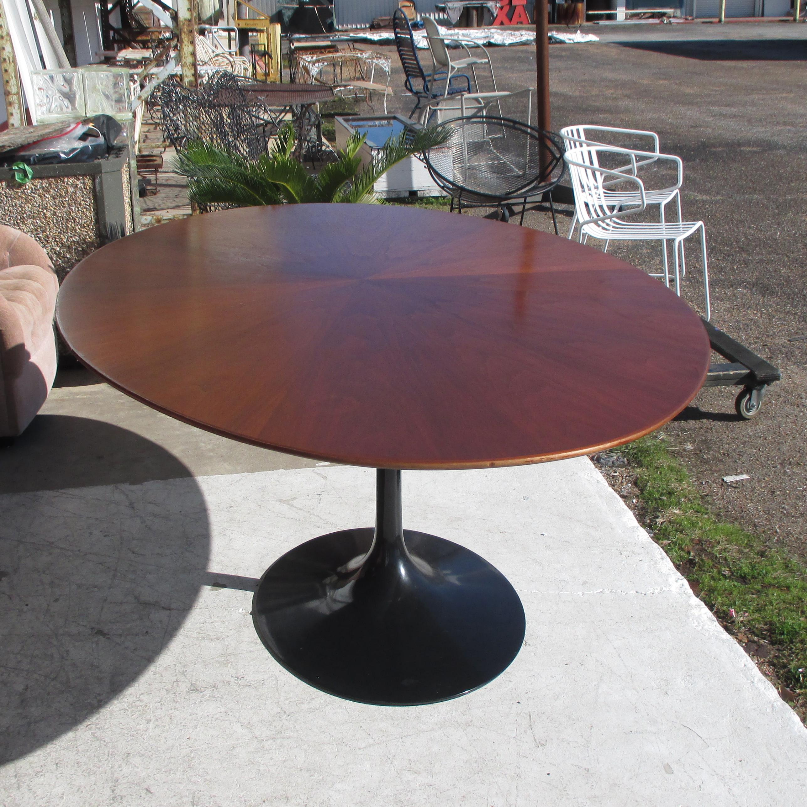 6ft Borsani Knoll Saarinen Walnut Starburst Table In Good Condition In Pasadena, TX