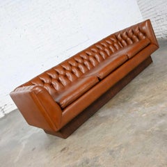 Stow & Davis, canapé tufté de style Chesterfield moderne en cuir cognac