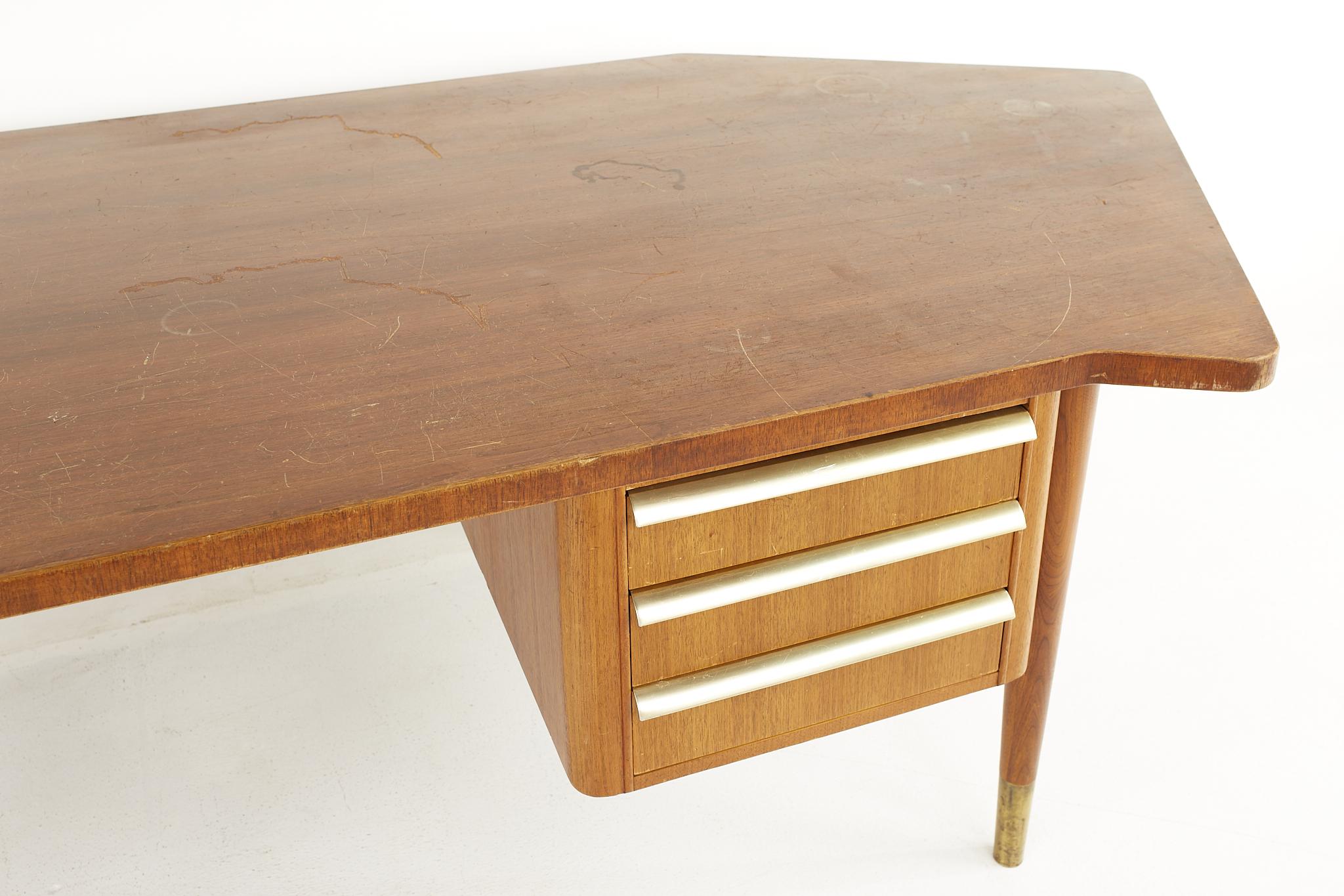Stow Davis Mid Century Boomerang Walnut Executive Desk In Good Condition In Countryside, IL