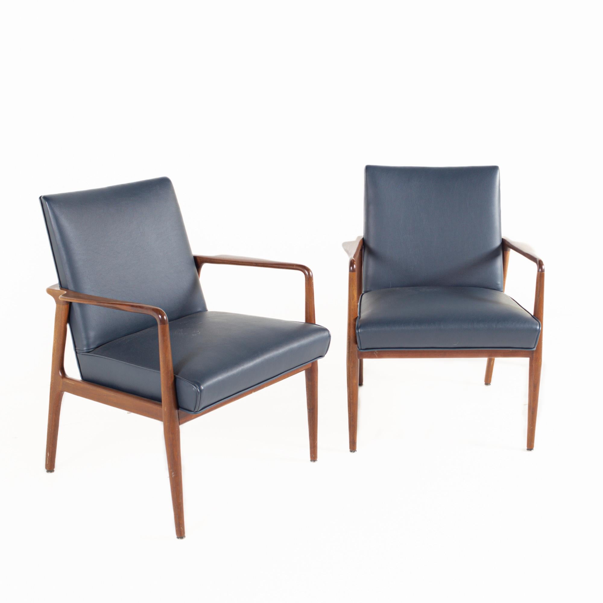 Stow Davis Mid Century Lounge Chairs - Pair

Each lounge chair measures: 25.25 wide x 28 deep x 32.75 high, with a seat height of 18 and arm height/chair clearance 24.75 inches

All pieces of furniture can be had in what we call restored vintage
