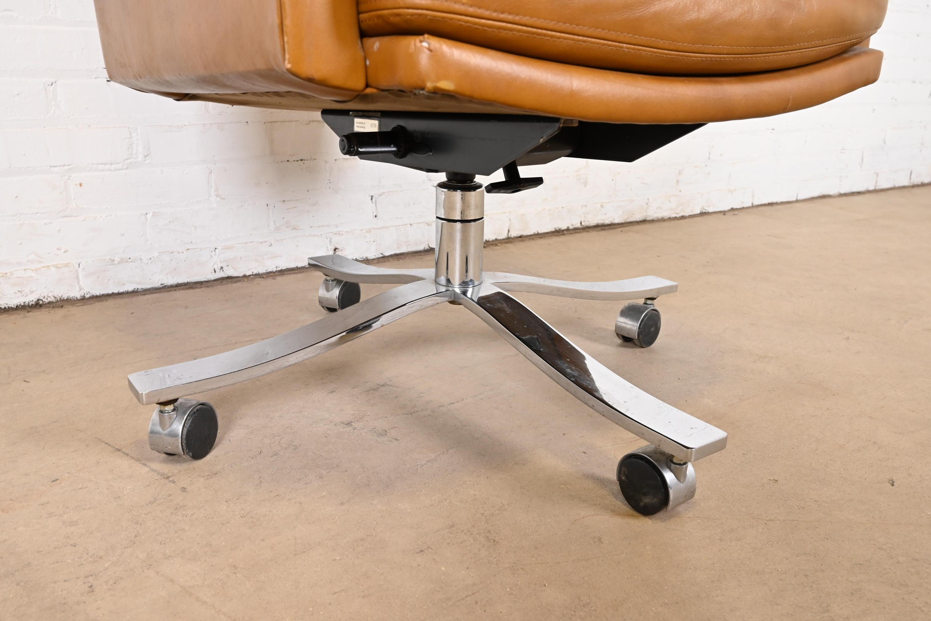 Stow & Moderns Modernity Leather Executive Swivel Desk Chair, Circa 1960s en vente 4