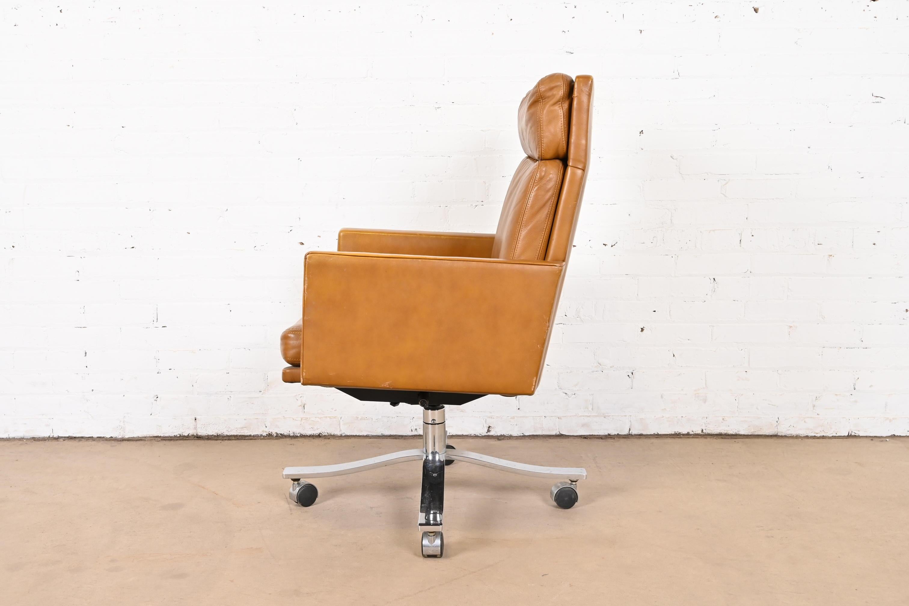 Stow Davis Mid-Century Modern Leather Executive Swivel Desk Chair, Circa 1960s For Sale 8