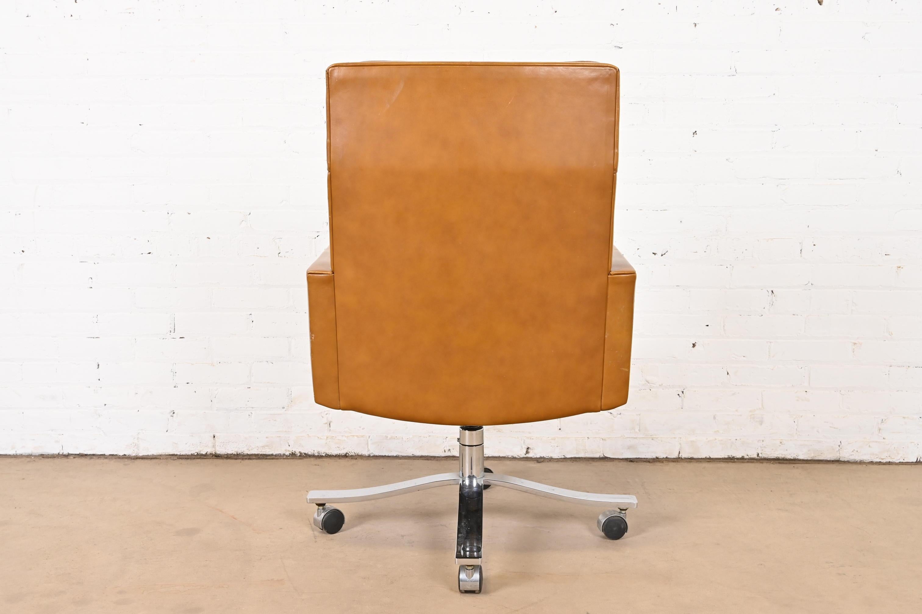 Stow Davis Mid-Century Modern Leather Executive Swivel Desk Chair, Circa 1960s For Sale 9