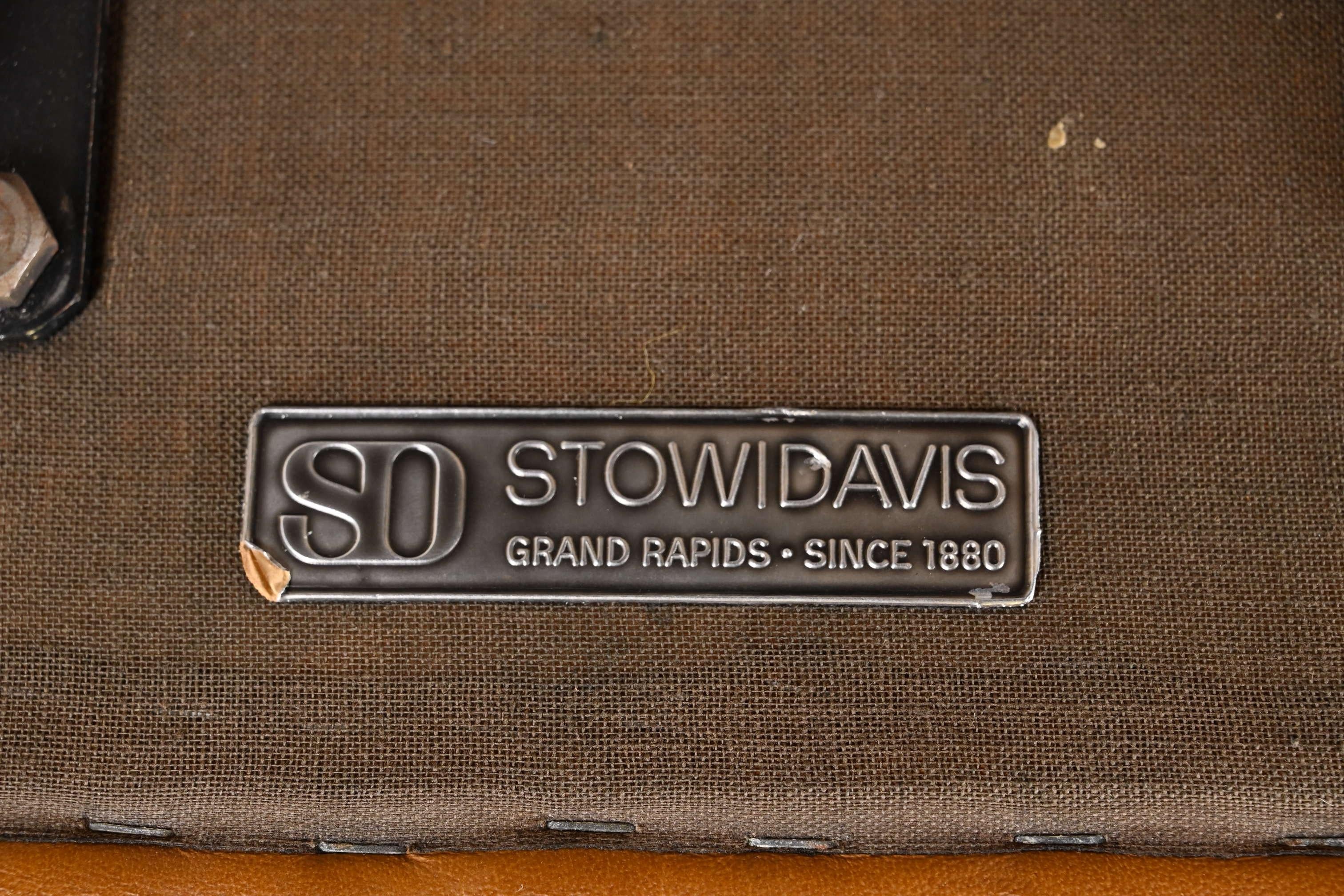 Stow Davis Mid-Century Modern Leather Executive Swivel Desk Chair, Circa 1960s For Sale 10