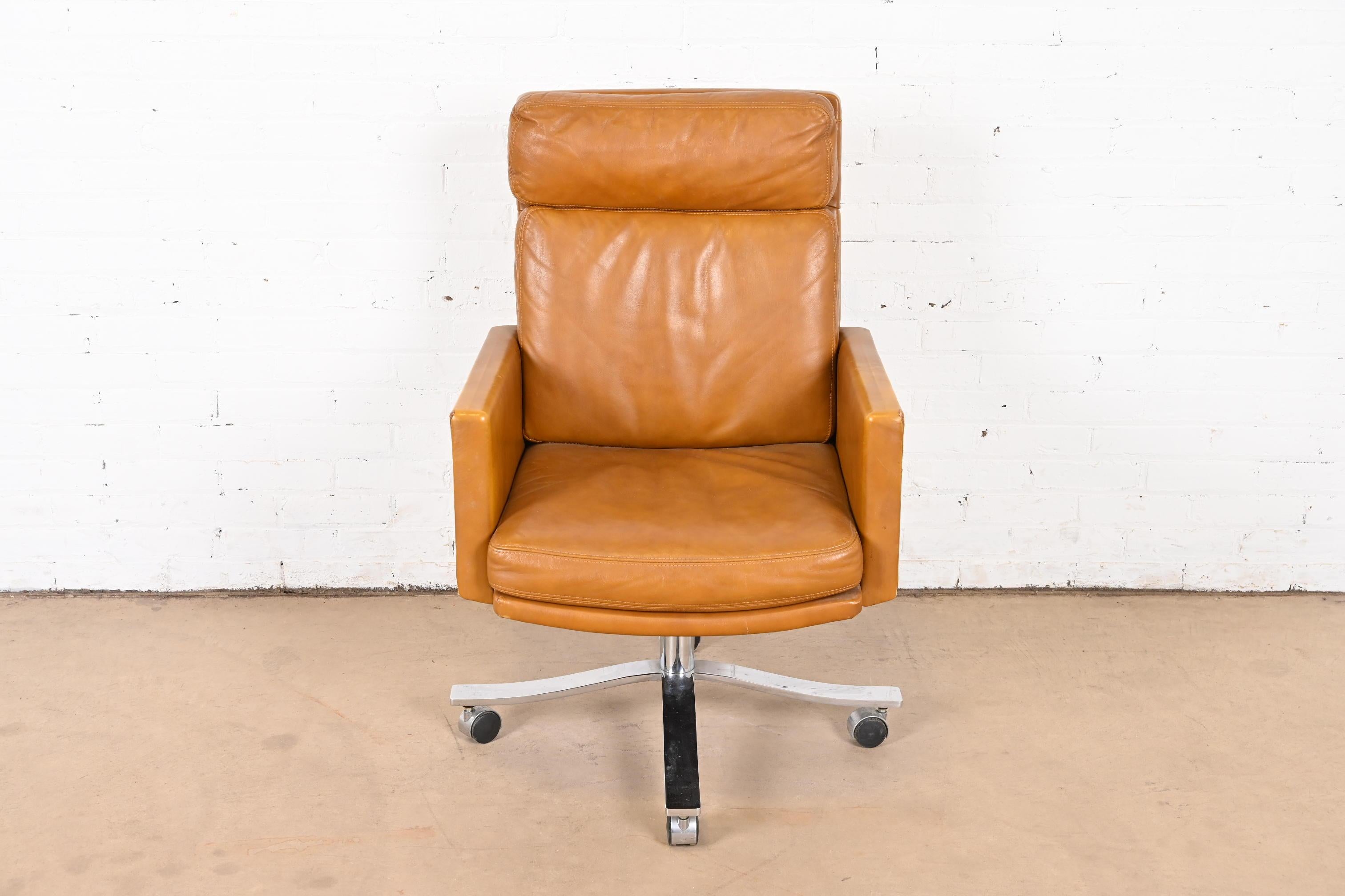 A beautiful and very comfortable Mid-Century Modern executive leather swivel desk chair

By Stow Davis

USA, Circa 1960s

Gorgeous brown leather upholstery, with chrome base, and black casters.

Measures: 28.5