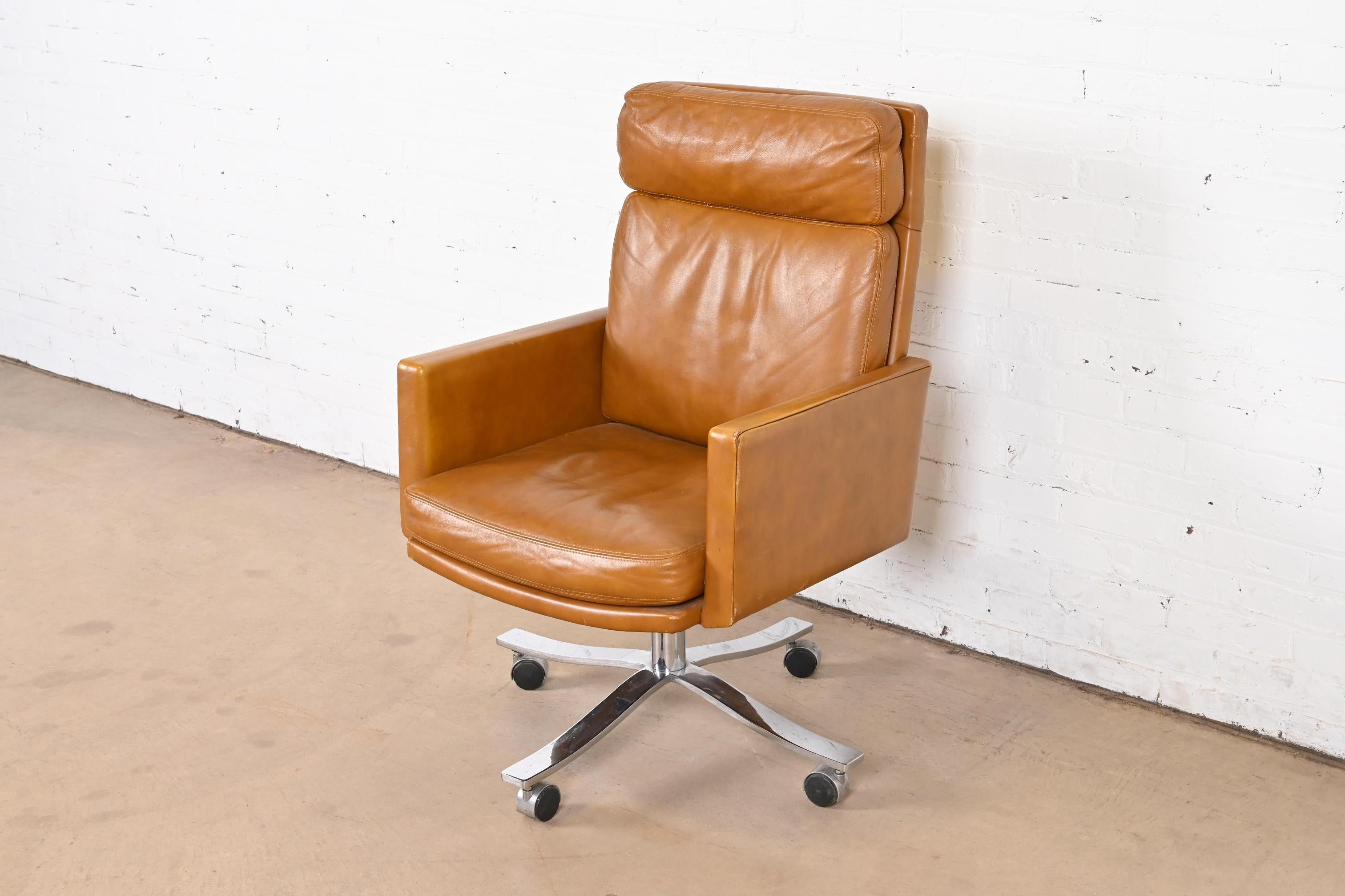 Stow Davis Mid-Century Modern Leather Executive Swivel Desk Chair, Circa 1960s In Good Condition For Sale In South Bend, IN