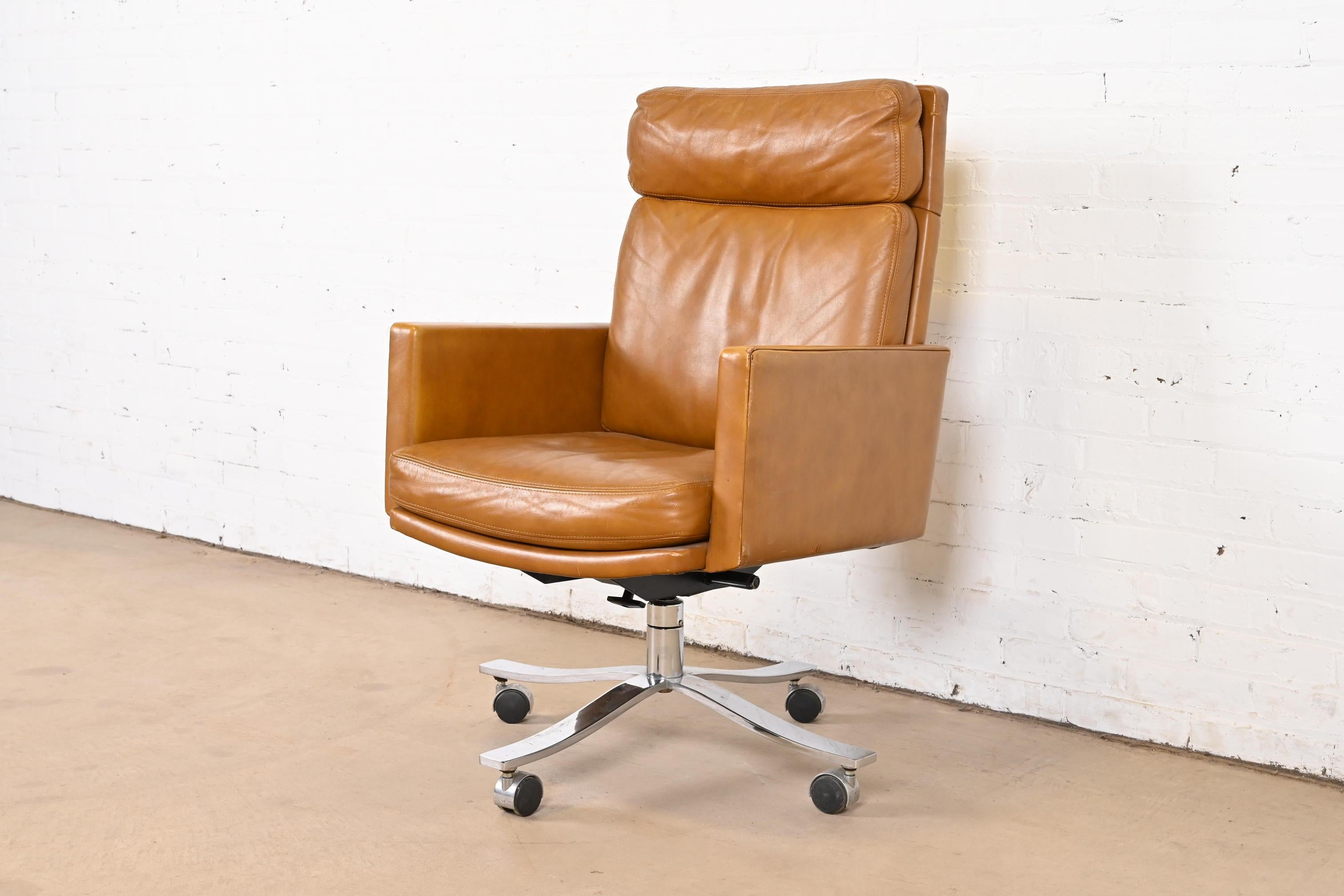 Mid-20th Century Stow Davis Mid-Century Modern Leather Executive Swivel Desk Chair, Circa 1960s For Sale