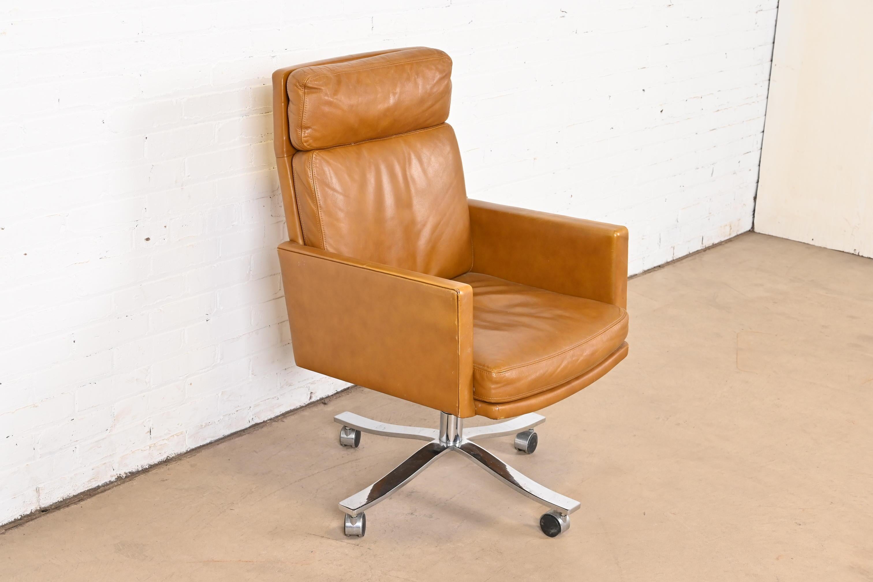 Cuir Stow & Moderns Modernity Leather Executive Swivel Desk Chair, Circa 1960s en vente