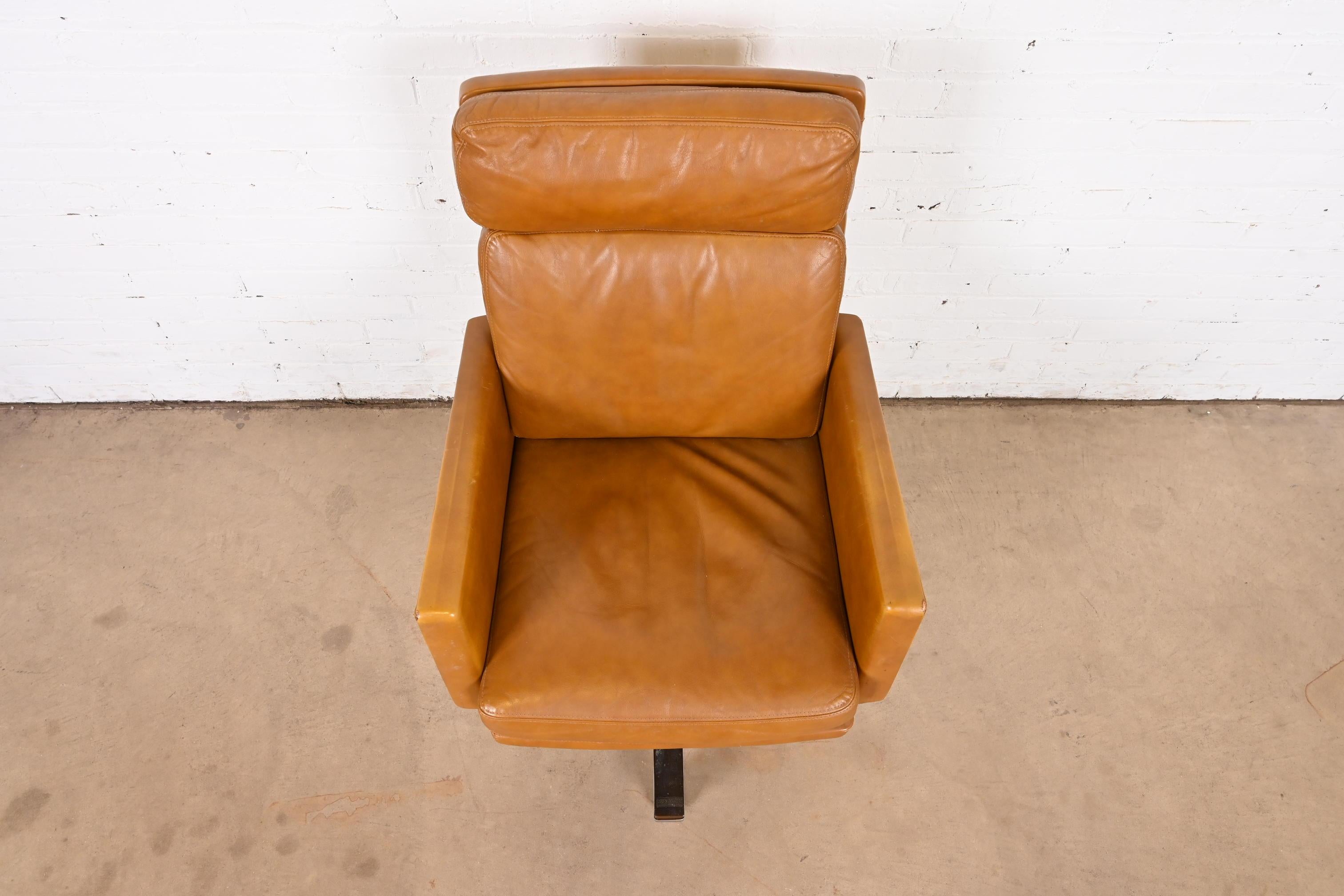 Stow Davis Mid-Century Modern Leather Executive Swivel Desk Chair, Circa 1960s For Sale 3