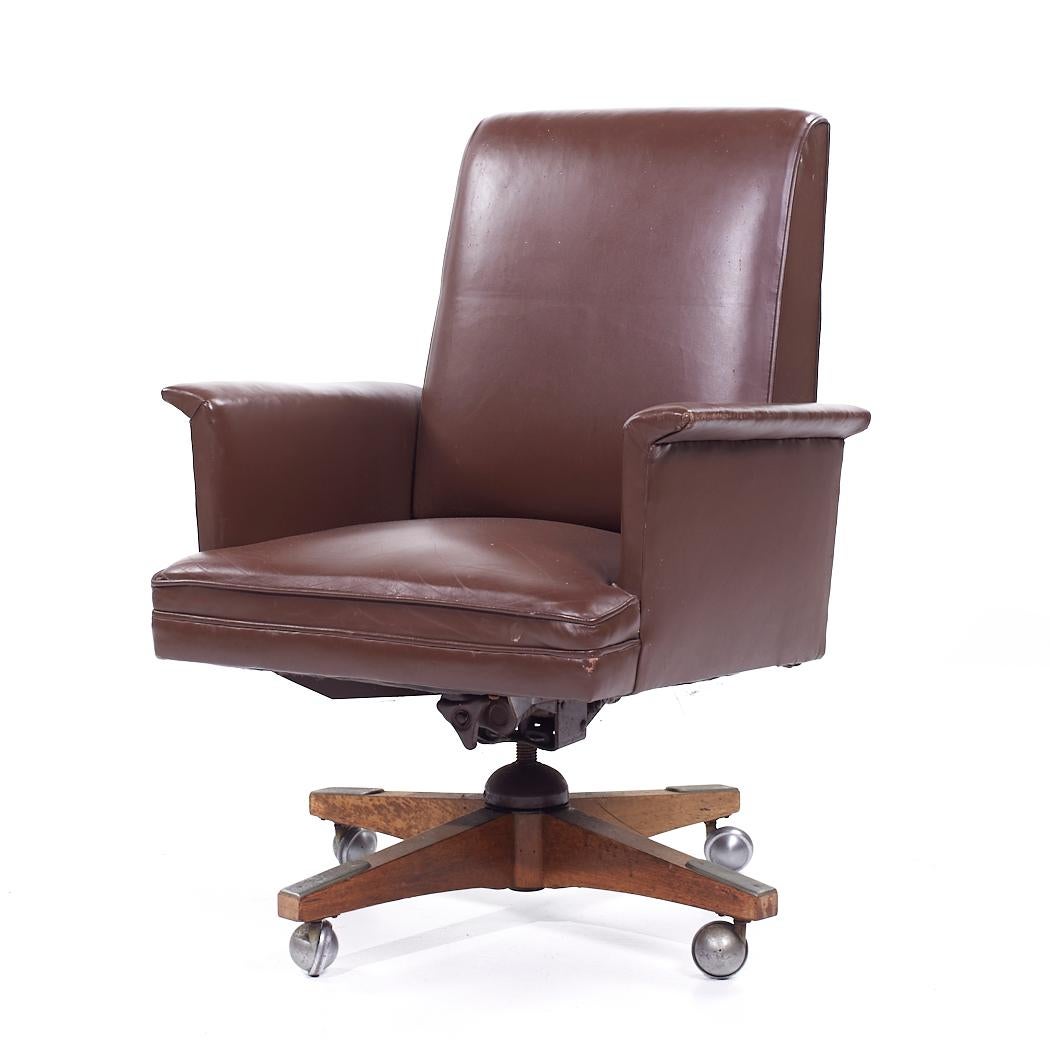 Mid-Century Modern Stow Davis Mid Century Leather Executive Swivel Desk Chair For Sale
