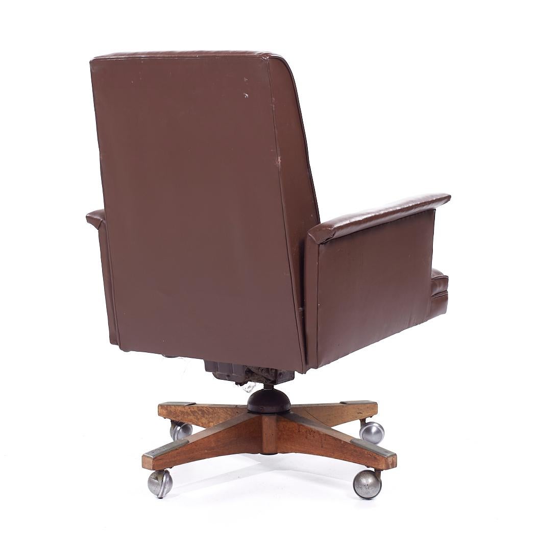 American Stow Davis Mid Century Leather Executive Swivel Desk Chair For Sale