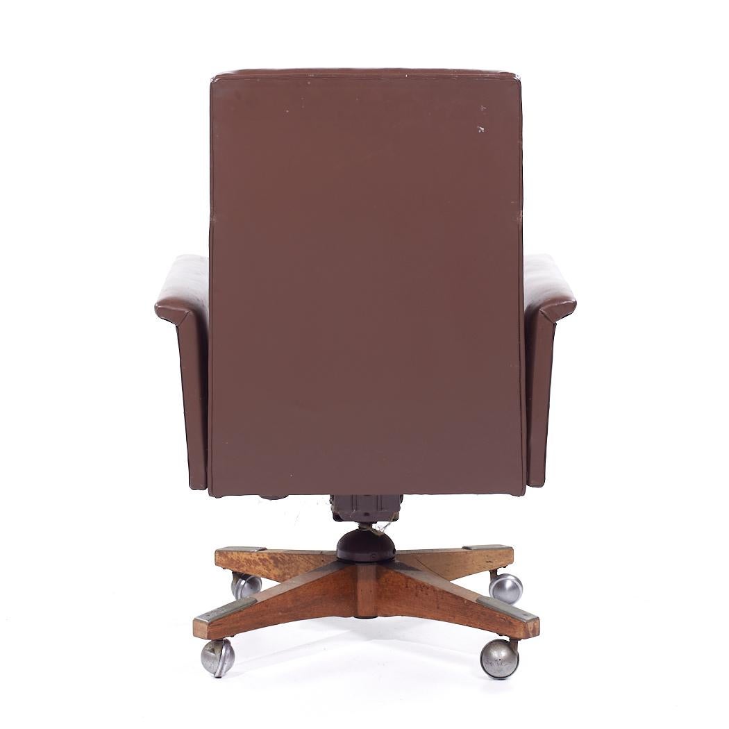 Stow Davis Mid Century Leather Executive Swivel Desk Chair In Good Condition For Sale In Countryside, IL