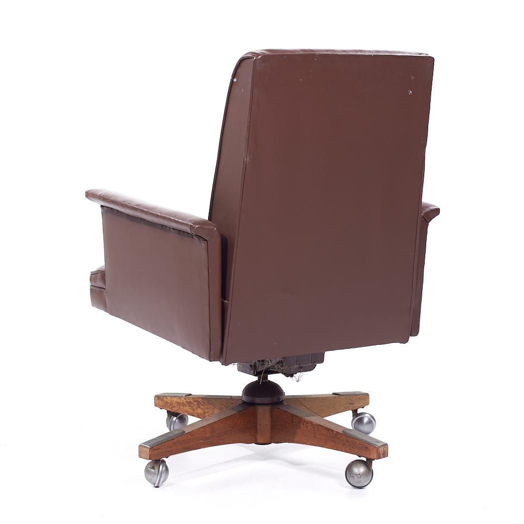 Late 20th Century Stow Davis Mid Century Leather Executive Swivel Desk Chair For Sale