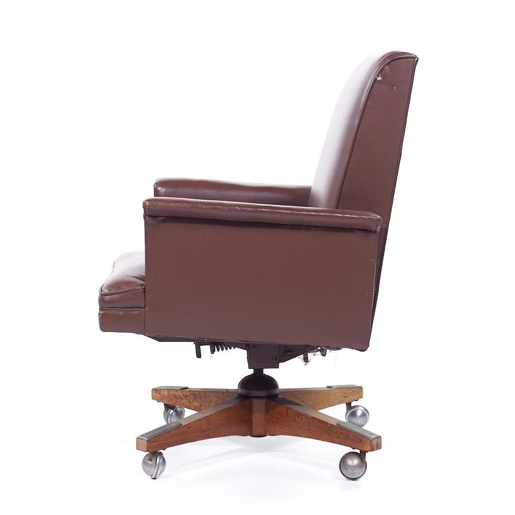 Stow Davis Mid Century Leather Executive Swivel Desk Chair For Sale 1