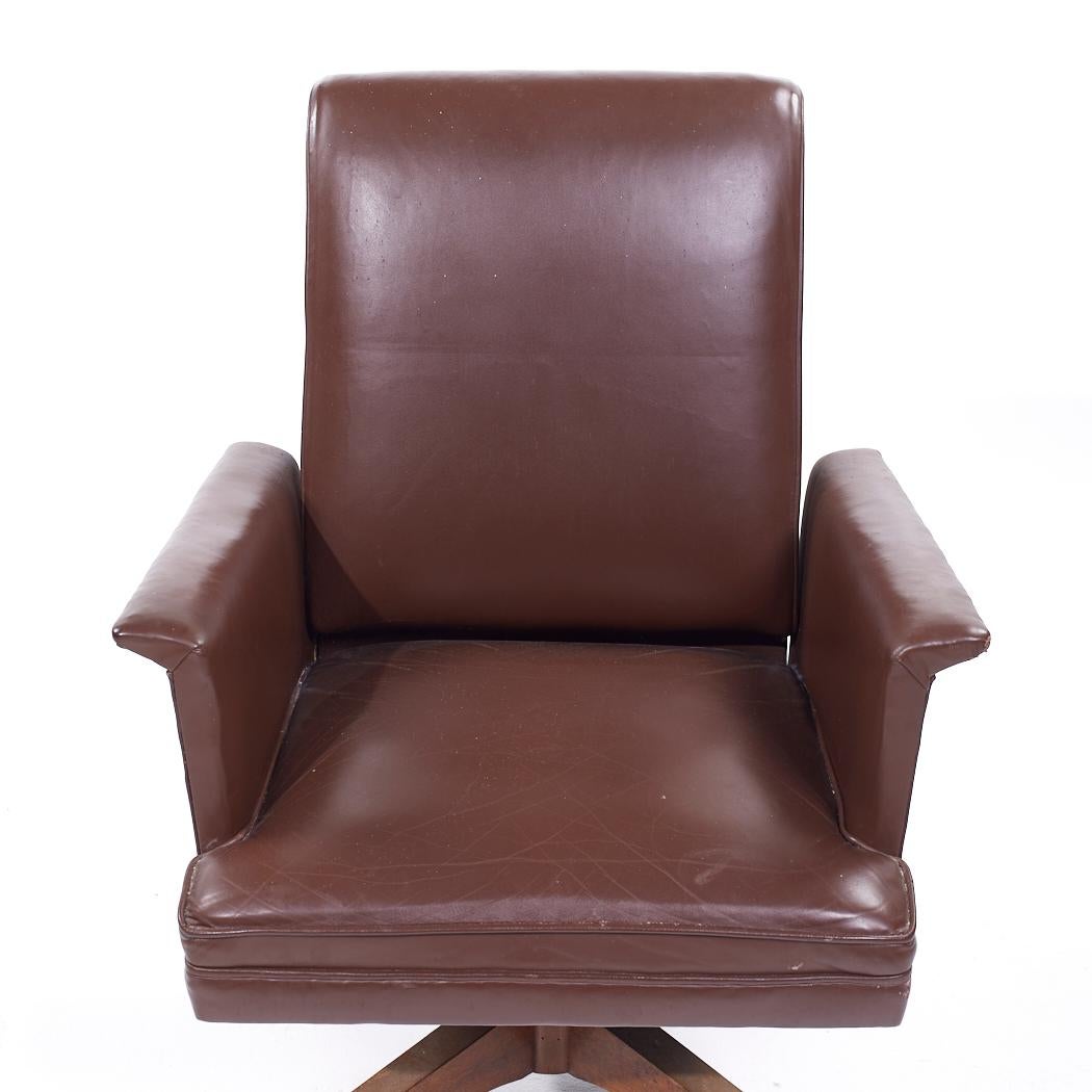 Stow Davis Mid Century Leather Executive Swivel Desk Chair For Sale 2
