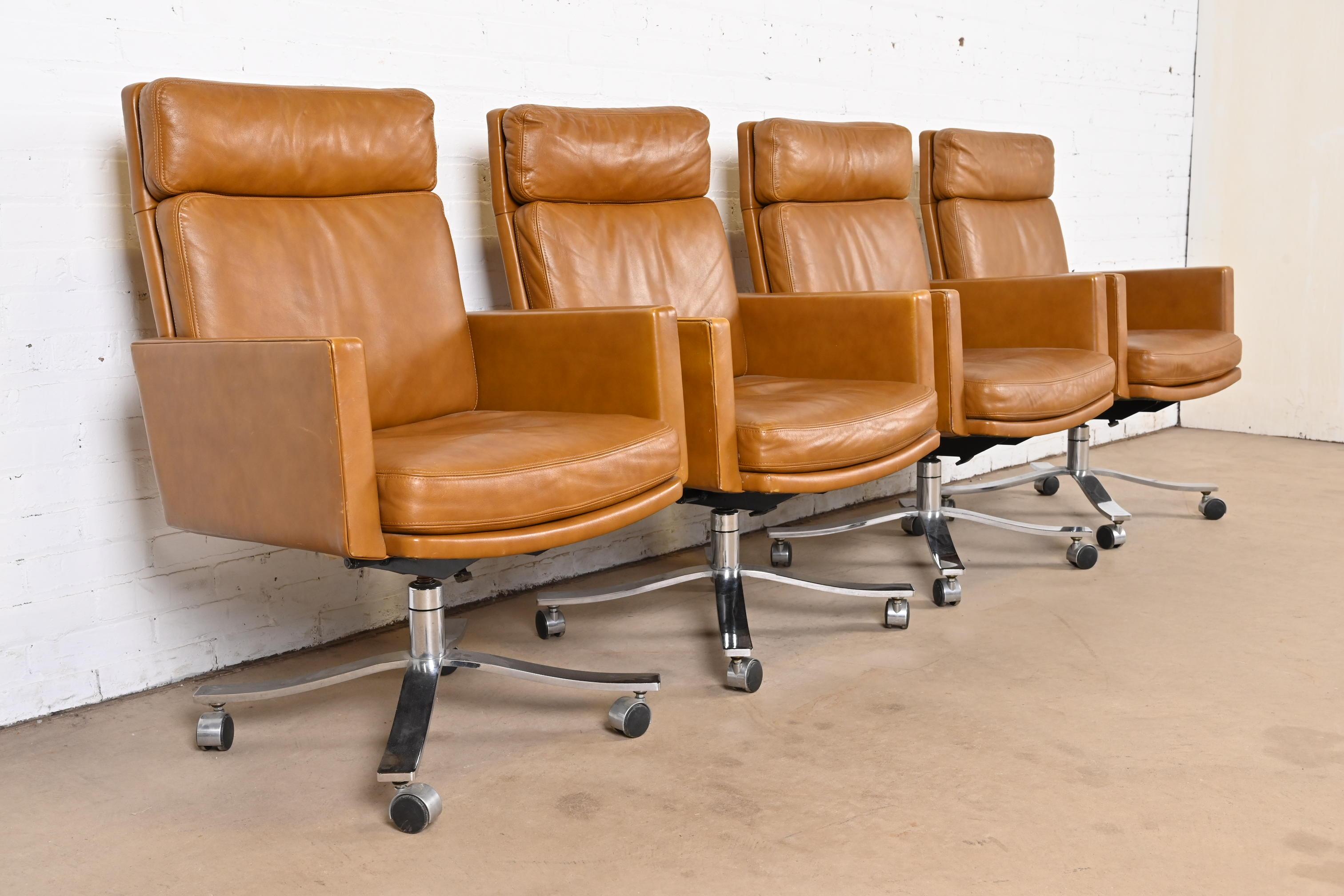 Stow Davis Mid-Century Modern Leather Executive Swivel Desk Chairs, Set of Four In Good Condition For Sale In South Bend, IN