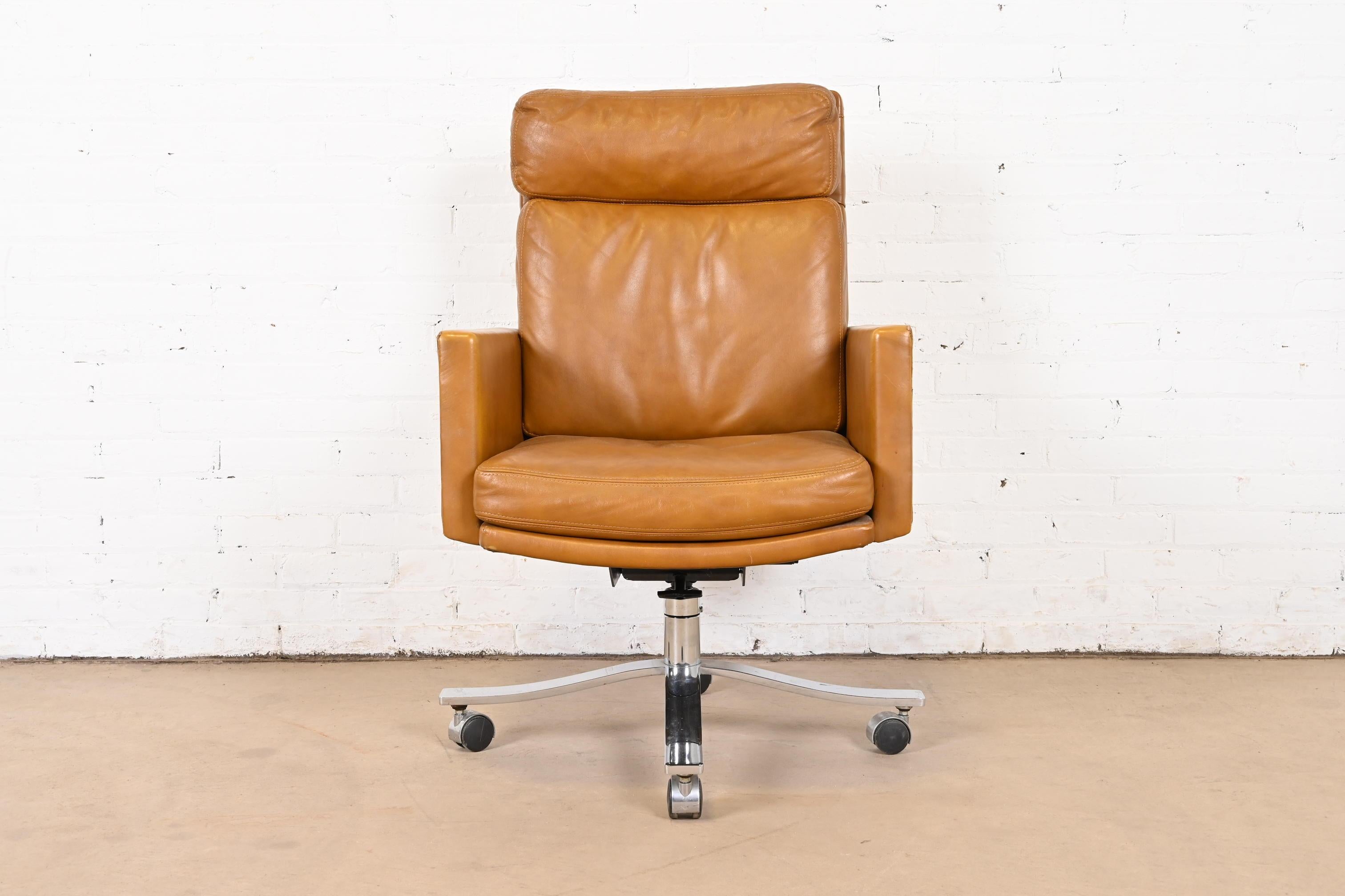 Stow Davis Mid-Century Modern Leather Executive Swivel Desk Chairs, Set of Four For Sale 4