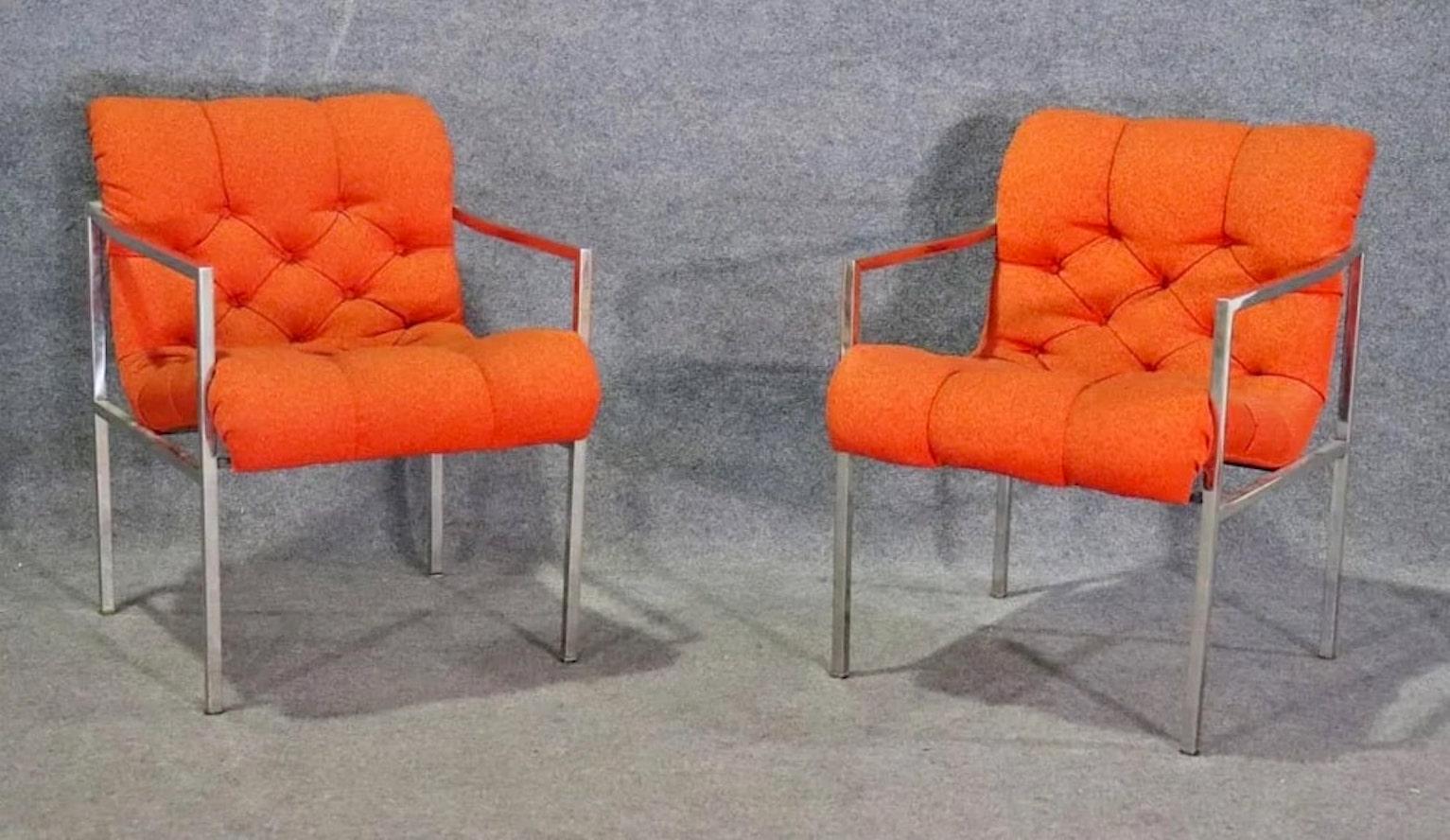 Paire de fauteuils modernes vintage avec structure en chrome poli supportant un siège scoop flottant. Assise en tissu touffeté avec une grande forme incurvée.
Veuillez confirmer le lieu NY ou NJ