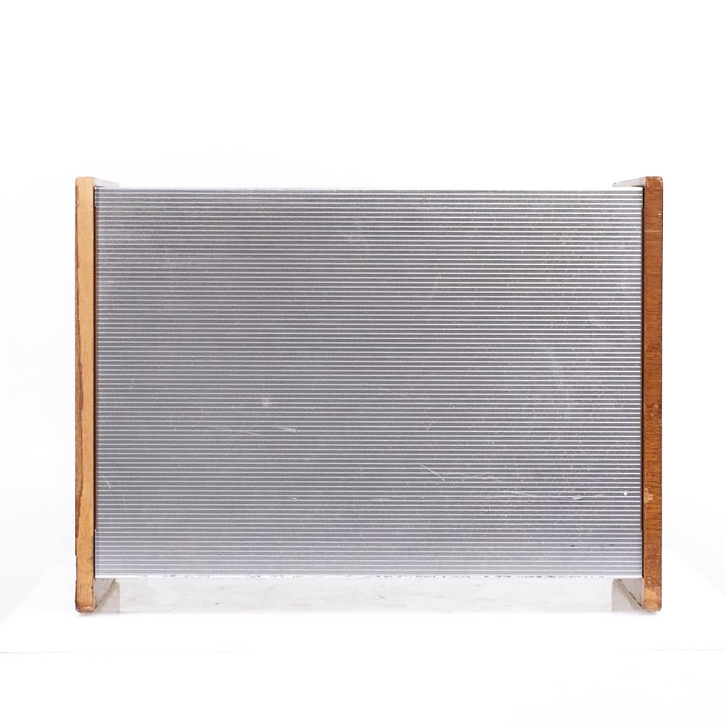 Can di Stow & Davis in noce e alluminio del Medioevo

Questo cestino misura: 9 larghezza x 16 profondità x 12 pollici di altezza

Tutti i mobili possono essere acquistati in quello che noi chiamiamo stato vintage restaurato. Ciò significa che il