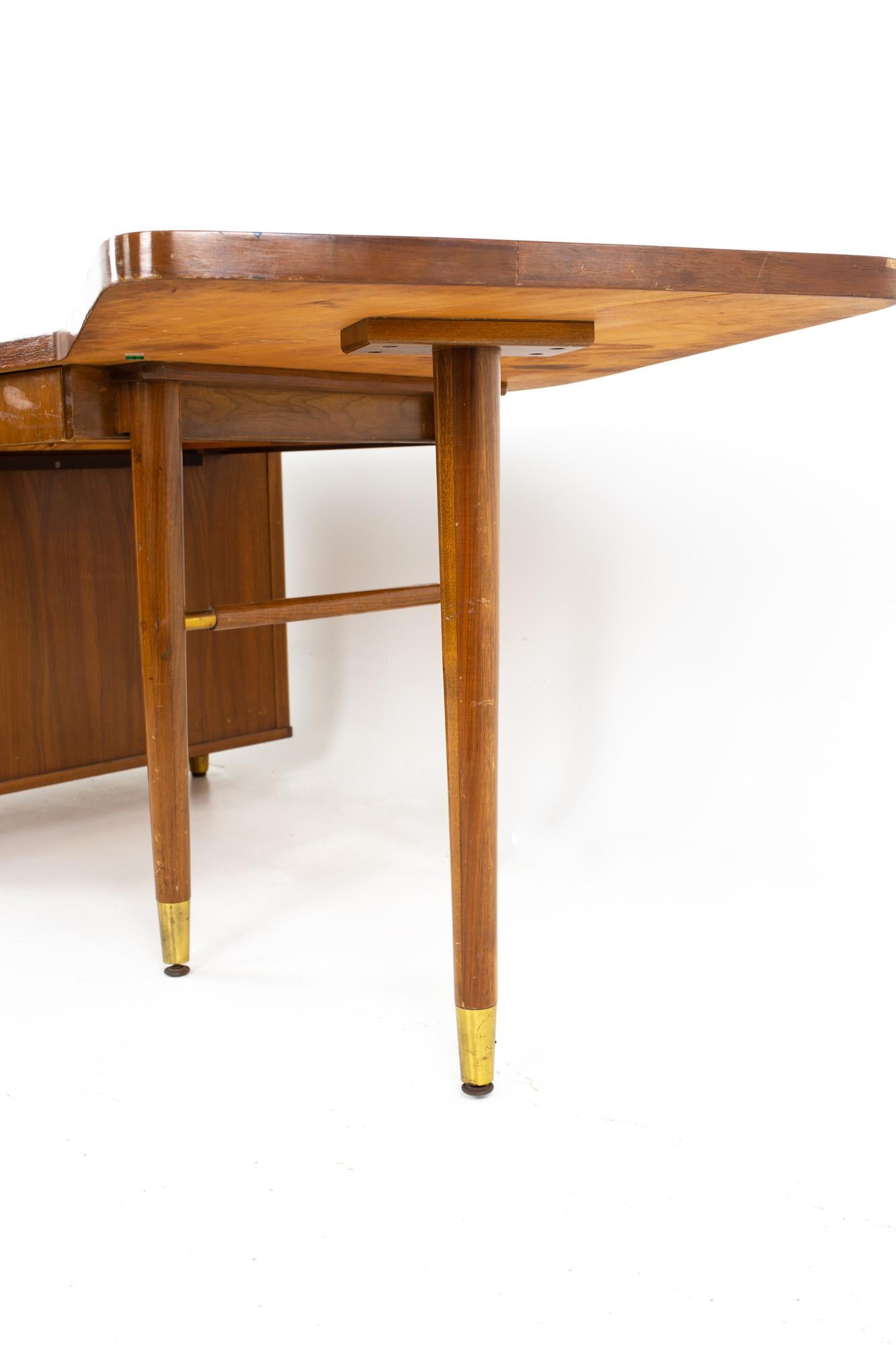 Stow Davis Mid Century Walnut and Brass Boomerang Desk In Good Condition In Countryside, IL