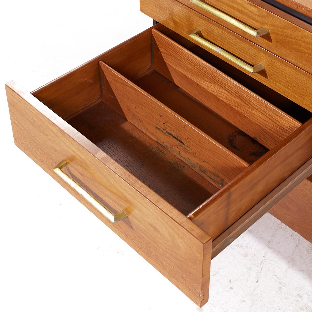 Bureau en noyer et laiton du milieu du siècle de Stow & Davis en vente 3