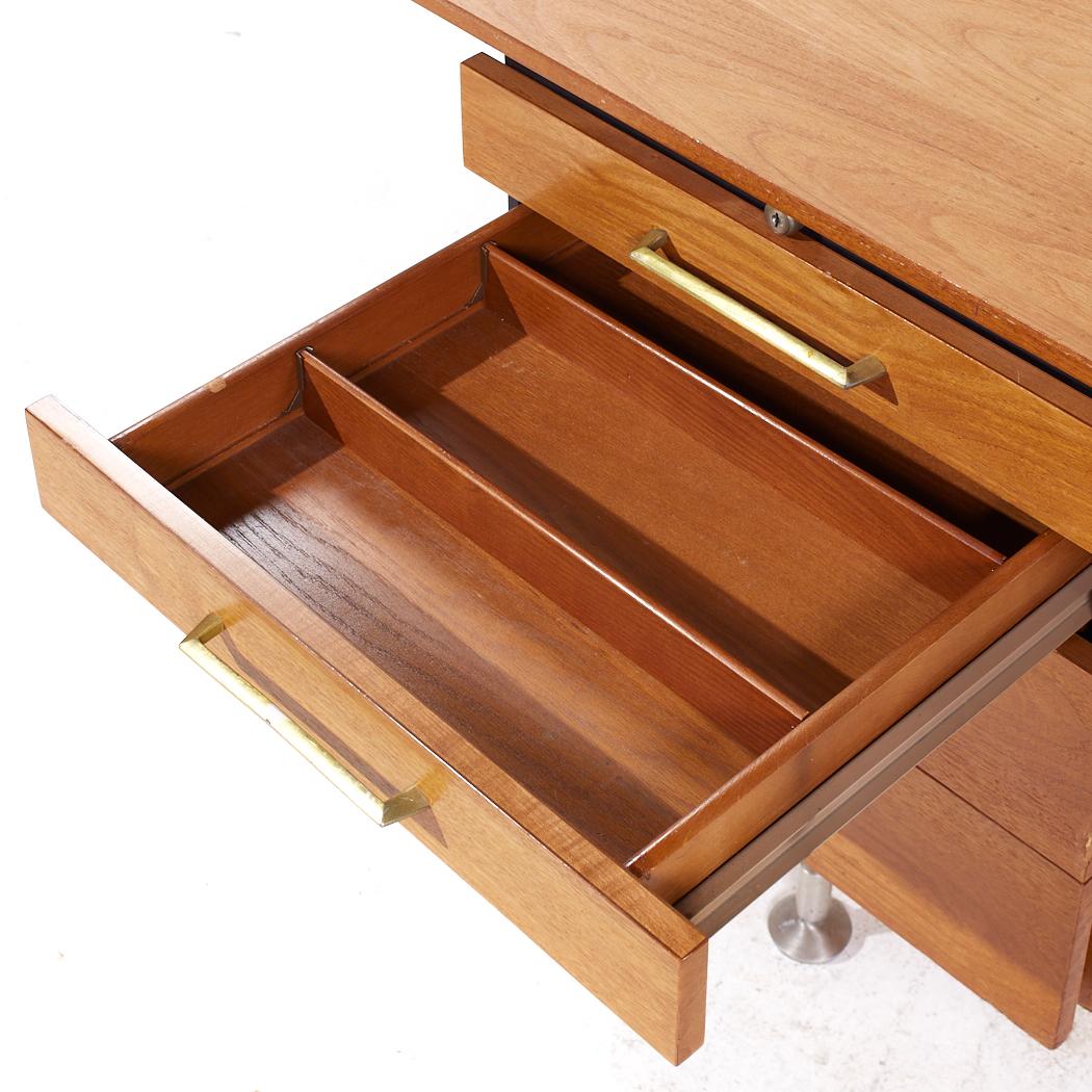 Bureau en noyer et laiton du milieu du siècle de Stow & Davis en vente 4