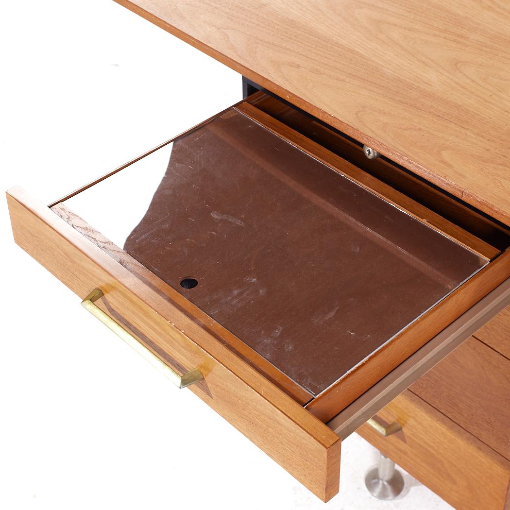 Bureau en noyer et laiton du milieu du siècle de Stow & Davis en vente 5