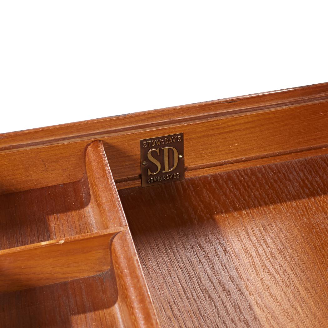 Bureau en noyer et laiton du milieu du siècle de Stow & Davis en vente 7