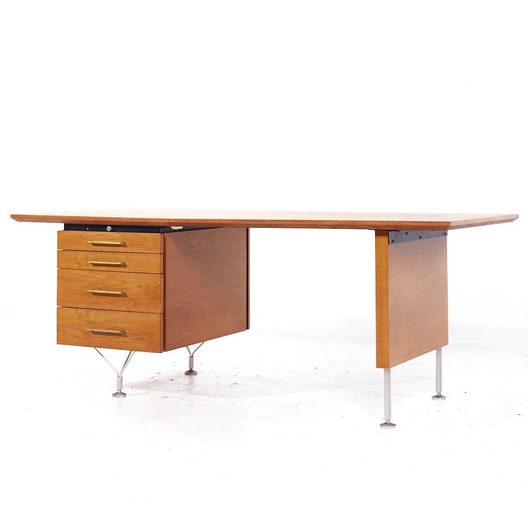Mid-Century Modern Bureau en noyer et laiton du milieu du siècle de Stow & Davis en vente