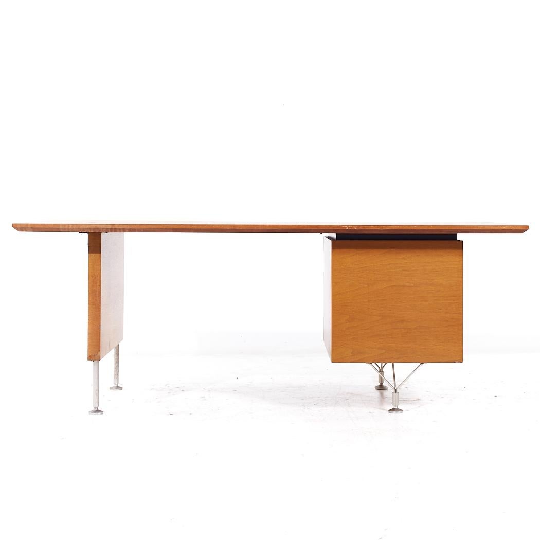 Stow Davis Mid Century Walnut and Brass Desk In Good Condition For Sale In Countryside, IL