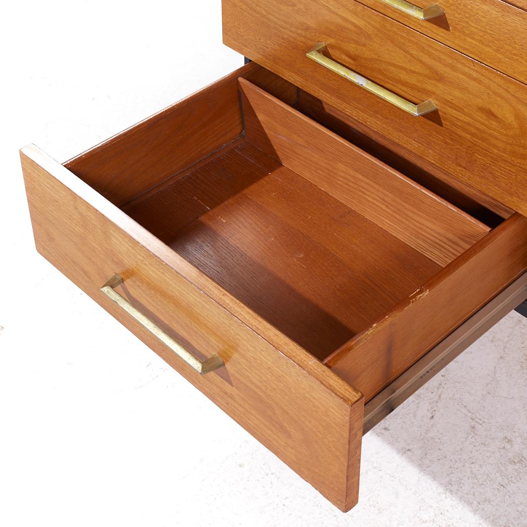 Scrivania Stow & Davis in legno di noce e ottone del Medioevo in vendita 2