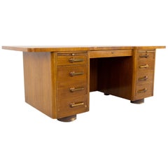 Bureau de direction Mid Century Stow Davis en noyer et laiton